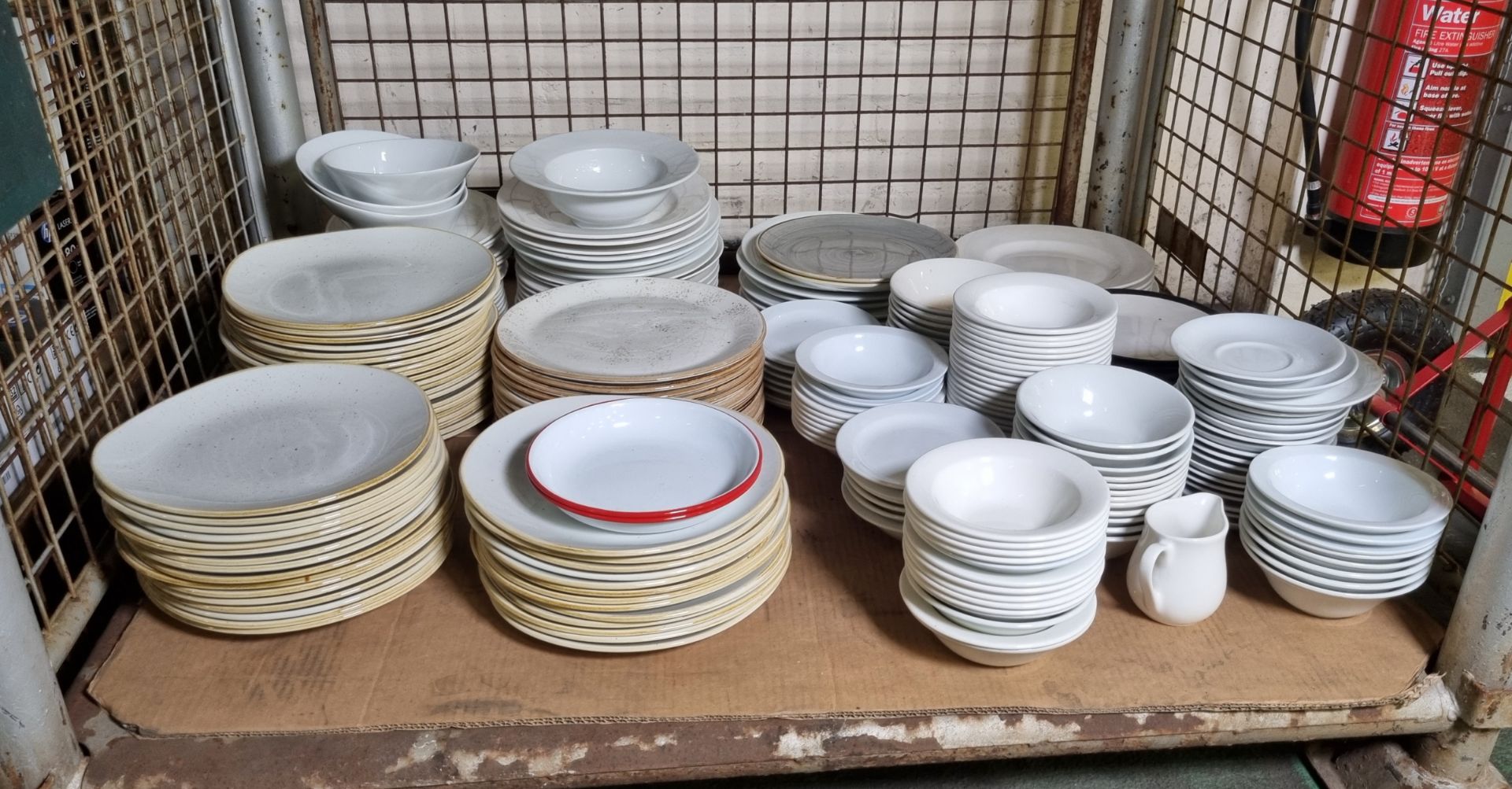 Tableware - Crockery plates & bowls assorted sizes and styles - Bild 2 aus 6
