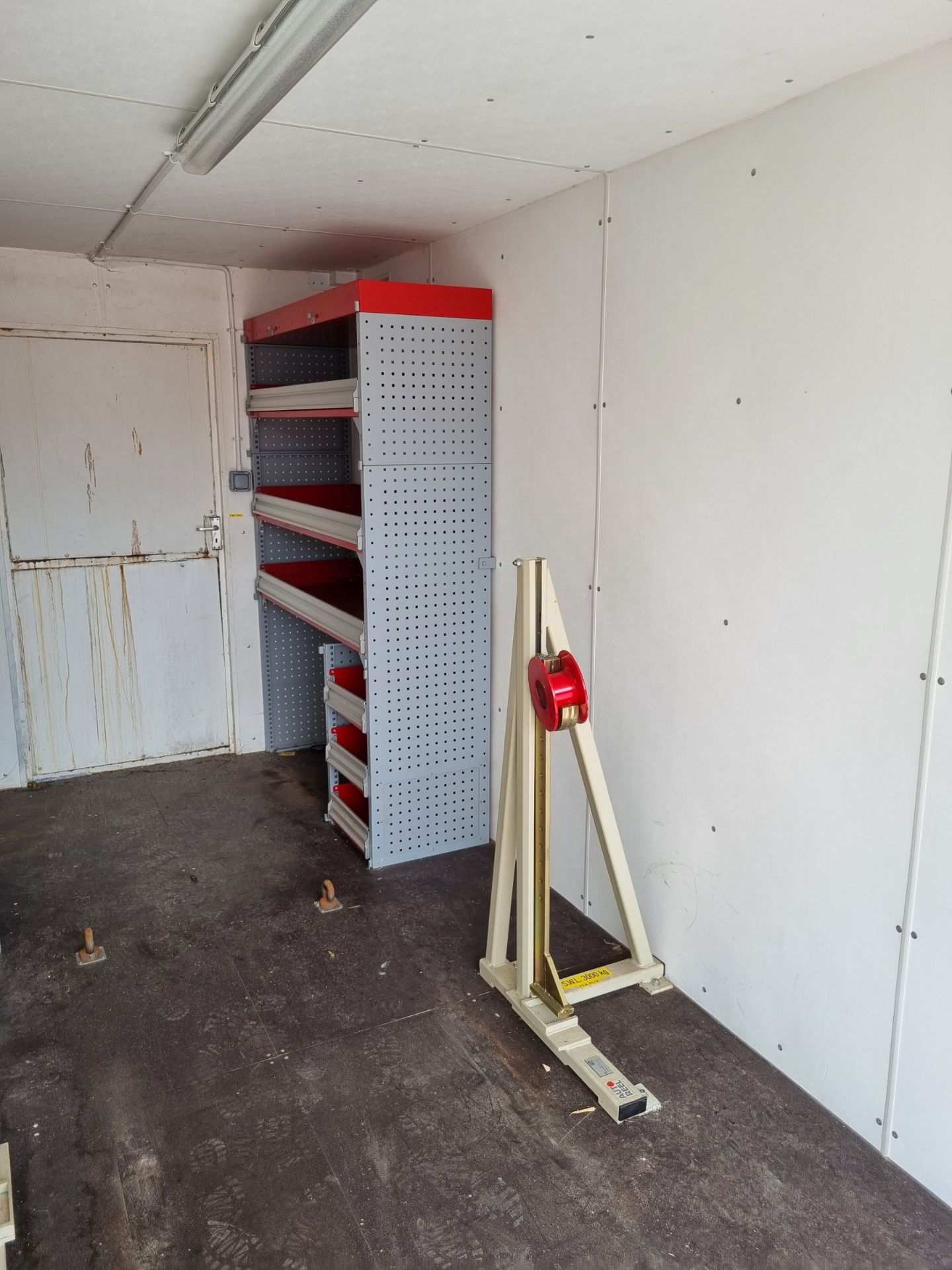 20 foot shipping container with fitted Auto Reel CJ3000 cable drum jacks, ramp - Image 10 of 21