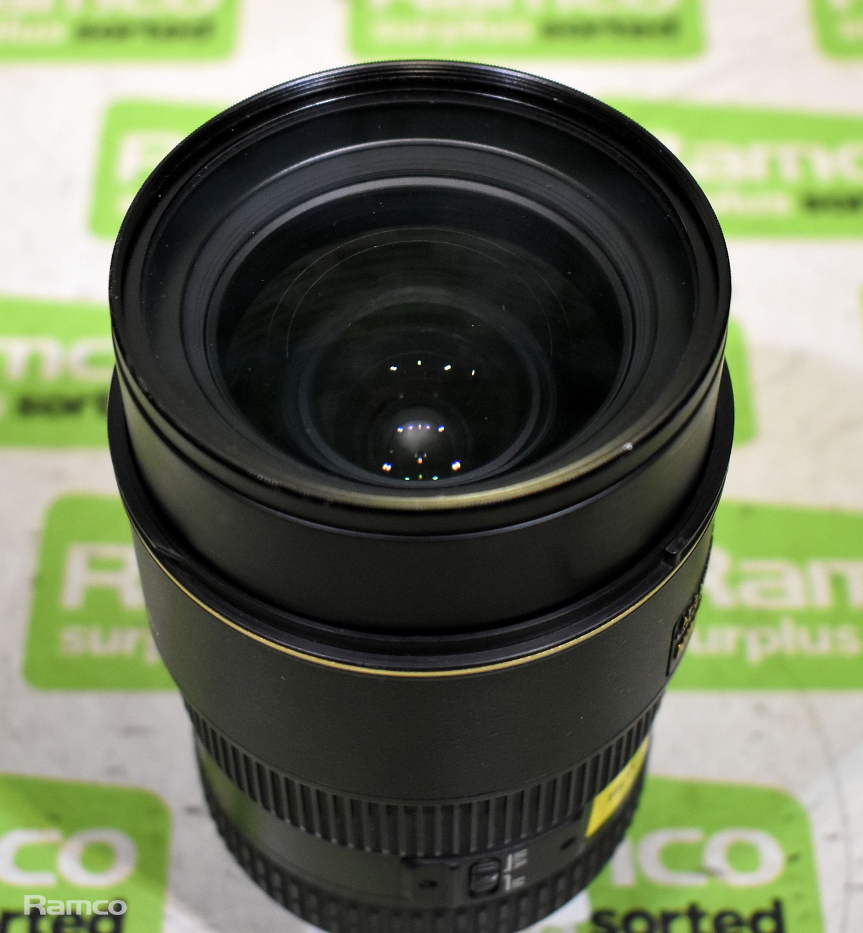 Nikon 17-55mm f/2.8G ED DX Nikkor lens with Nikon HB-31 hood and Calumet MC UV 77mm filter - Bild 5 aus 7