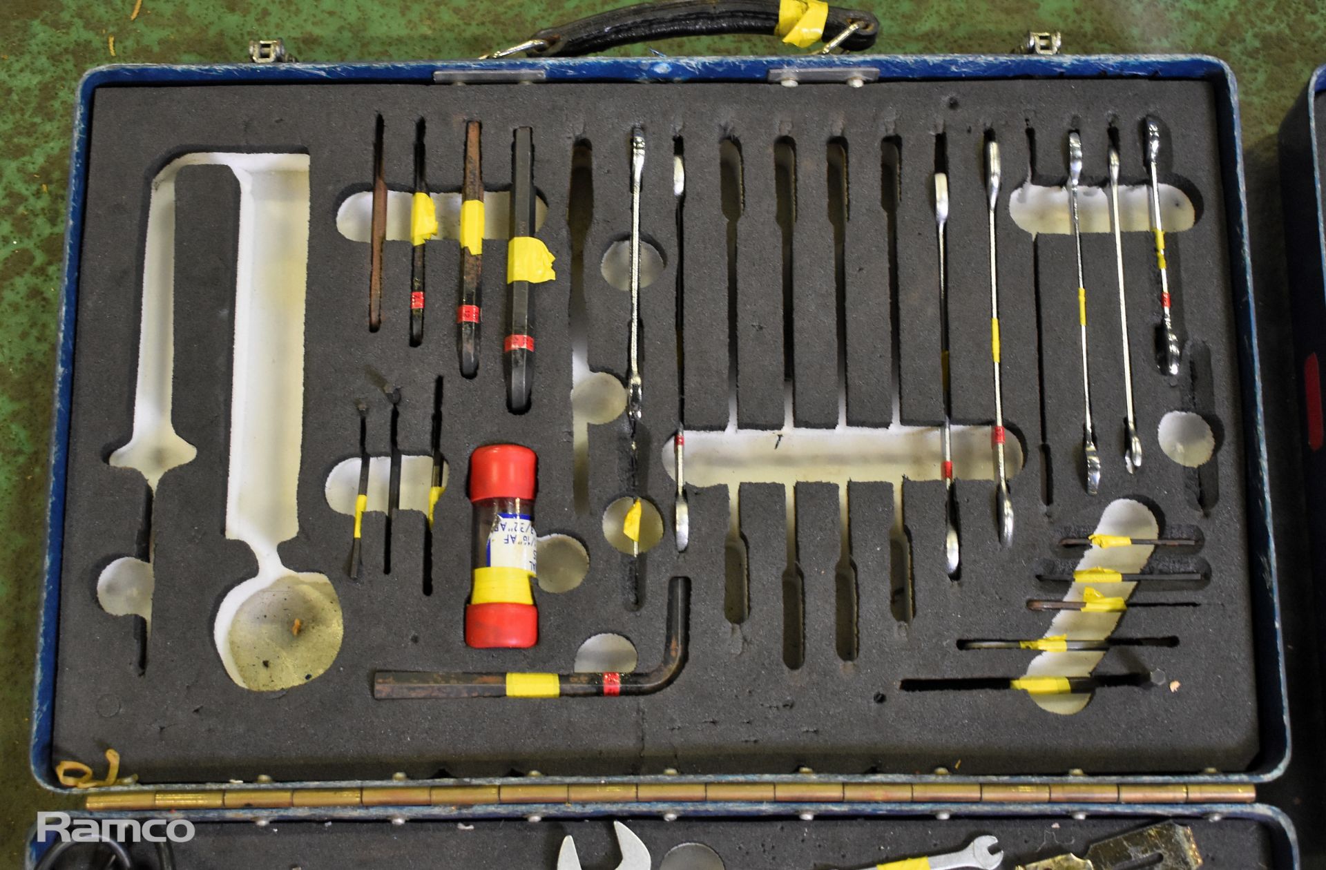 2x Multi piece tool kits in composite case - spanners, screwdrivers, allen keys, pliers - Bild 2 aus 7