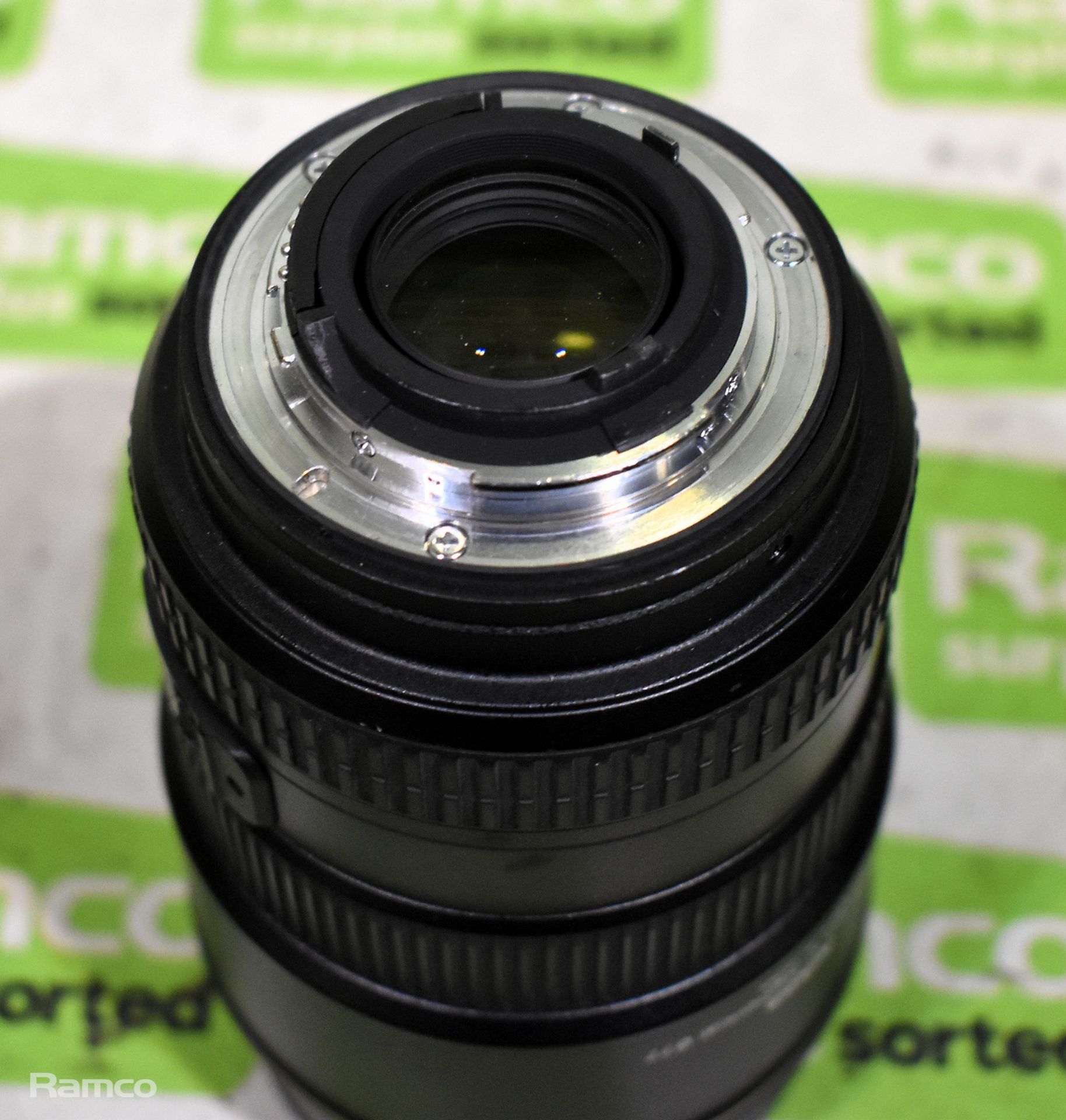 Nikon 17-55mm f/2.8G ED DX Nikkor lens with Nikon HB-31 hood and Calumet MC UV 77mm filter - Bild 6 aus 7