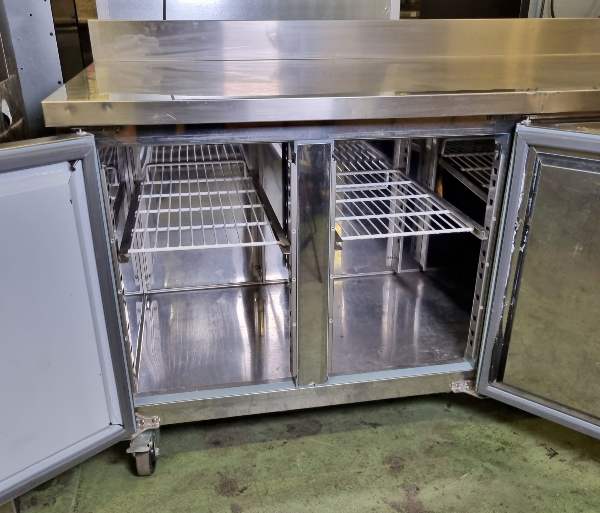 Polar DL917 stainless steel 3 door counter freezer - W 1800 x D 700 x H 950mm - Bild 4 aus 4