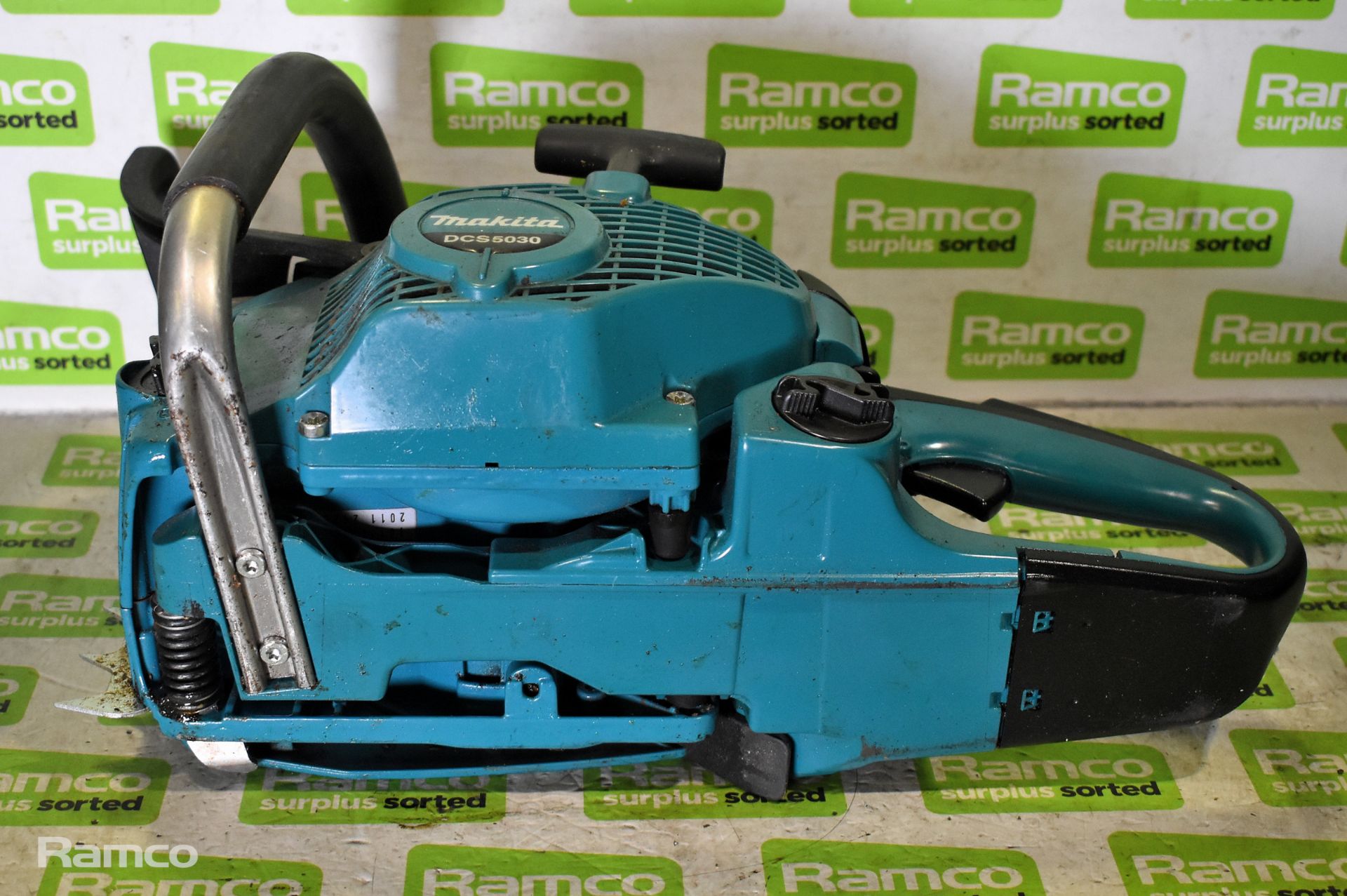 3x Makita DCS5030 50cc petrol chainsaw bodies - AS SPARES & REPAIRS - Image 11 of 16