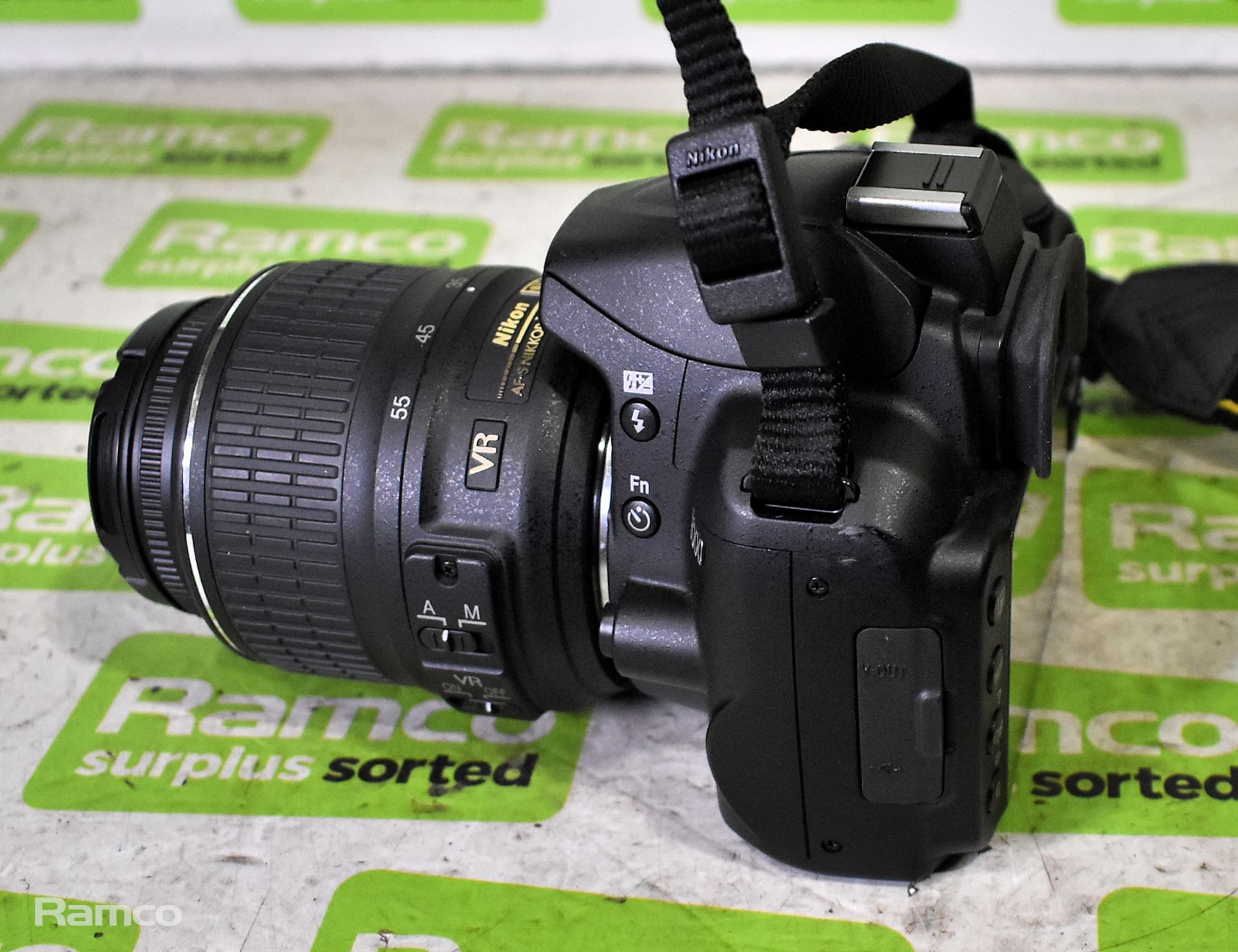 Nikon D3000 digital camera with AF-S NIKKOR 18-55mm lens - with charger - Bild 5 aus 13