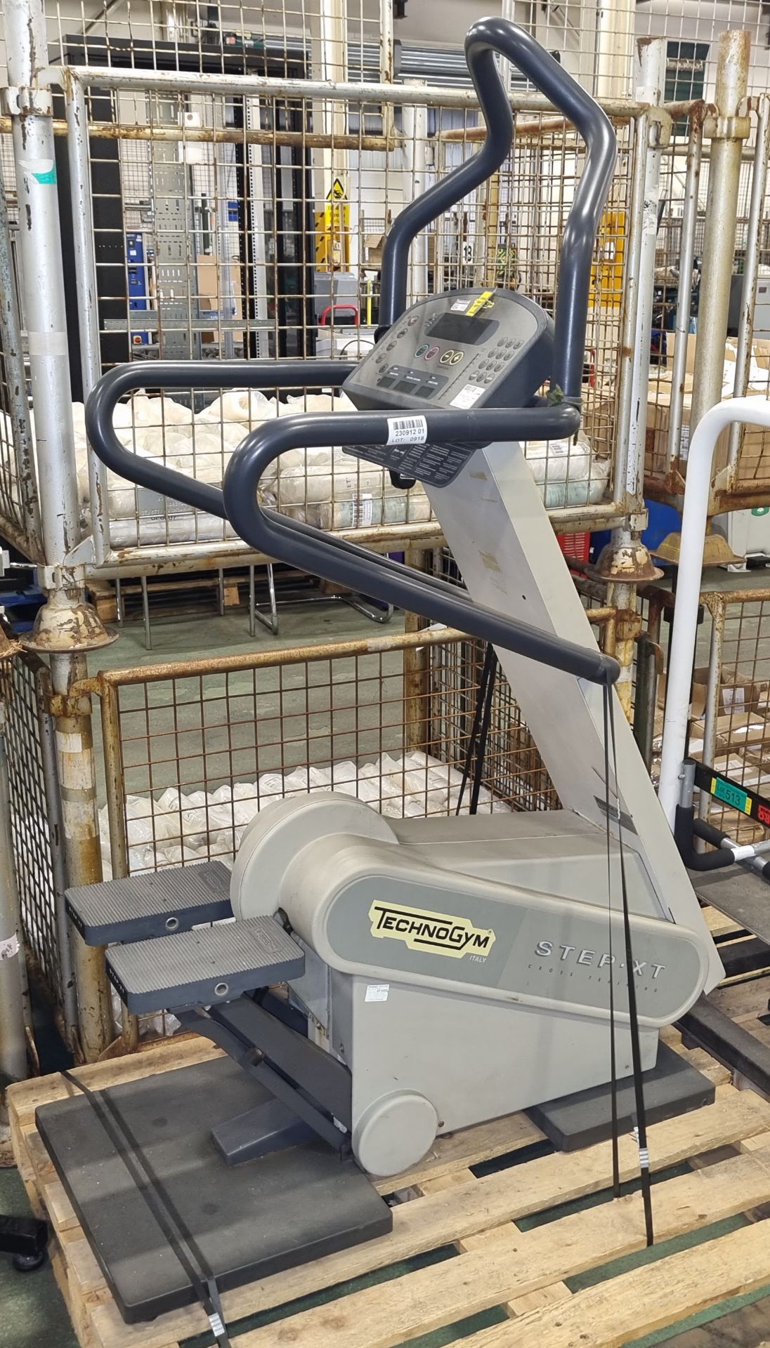 Technogym STEP XT stepper - L 1300 x W 640 x H 1760mm