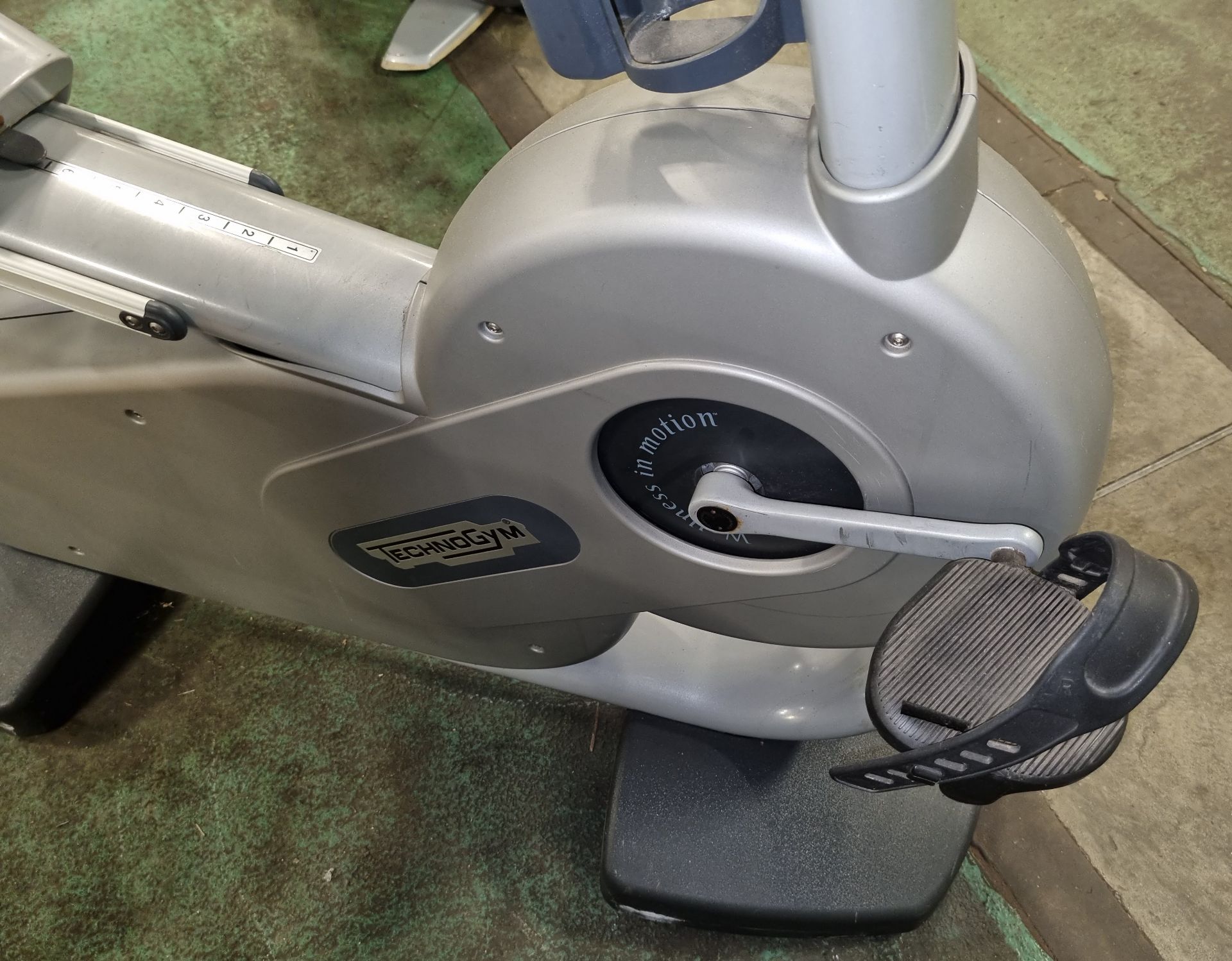 Technogym RECLINE EXC 700iP recumbent exercise bike - L 1600 x W 600 x D 1290mm - Image 5 of 6