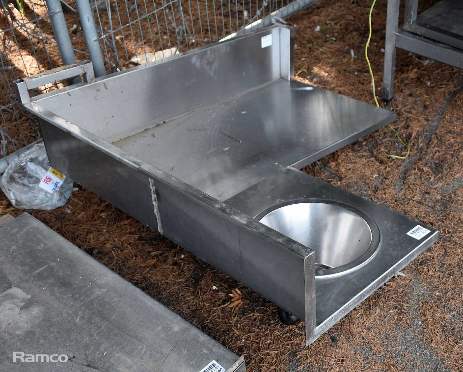 Stainless steel bespoke corner prep table with round sink and lower shelf - W 1050 x D 1080 x H 1090 - Bild 2 aus 3