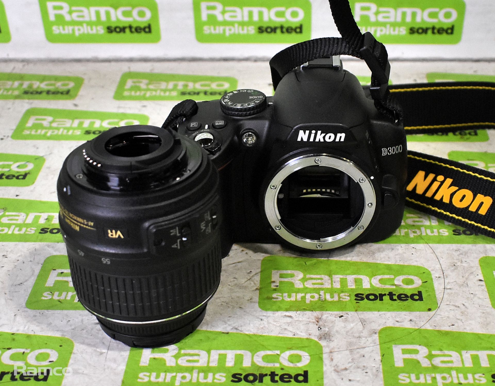 Nikon D3000 digital camera with AF-S NIKKOR 18-55mm lens - with charger - Bild 6 aus 13