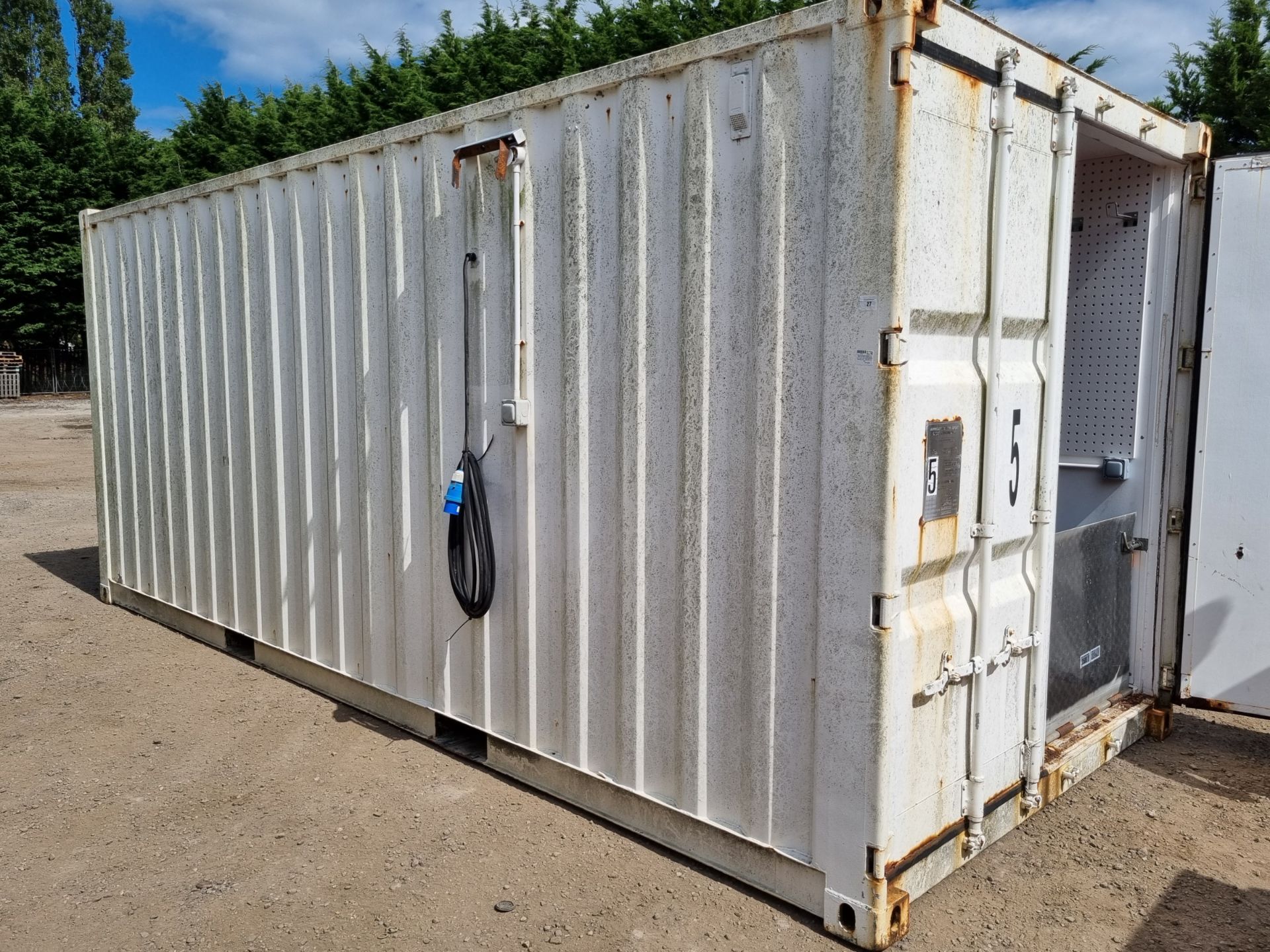 20 foot shipping container with fitted Auto Reel CJ3000 cable drum jacks, ramp - Image 2 of 21
