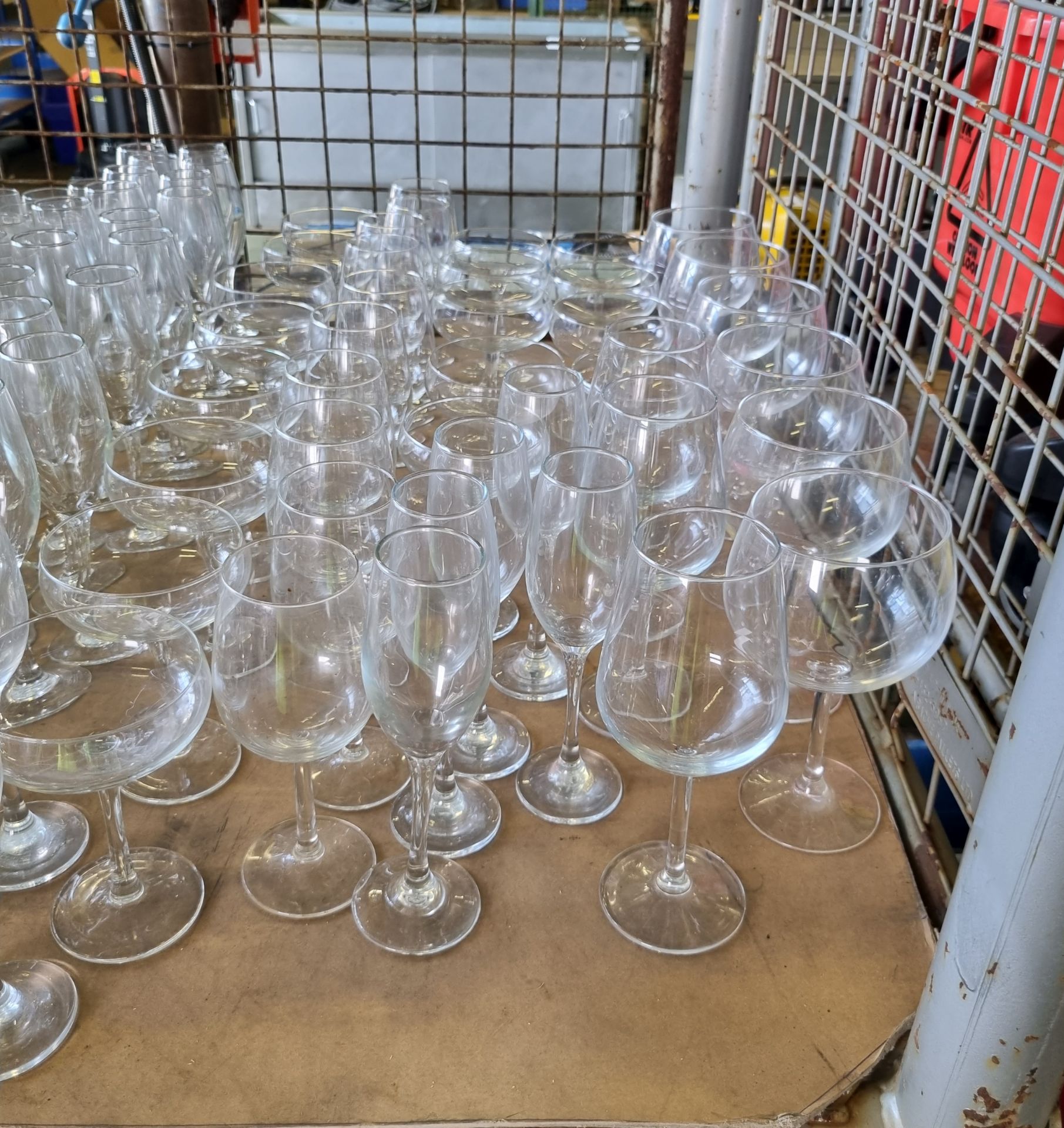 Glassware, martini, wine & flute glasses - Unknown quantity - Image 2 of 4