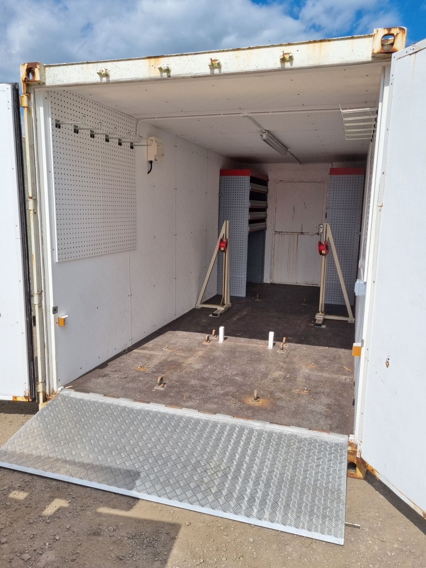 20 foot shipping container with fitted Auto Reel CJ3000 cable drum jacks, ramp - Image 8 of 21