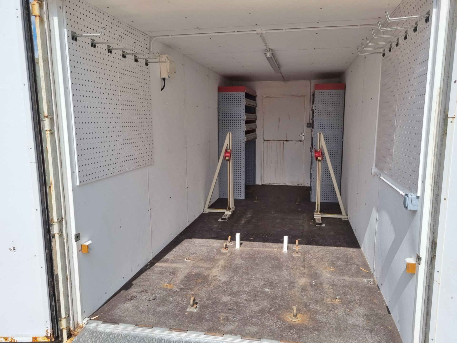 20 foot shipping container with fitted Auto Reel CJ3000 cable drum jacks, ramp - Bild 9 aus 21