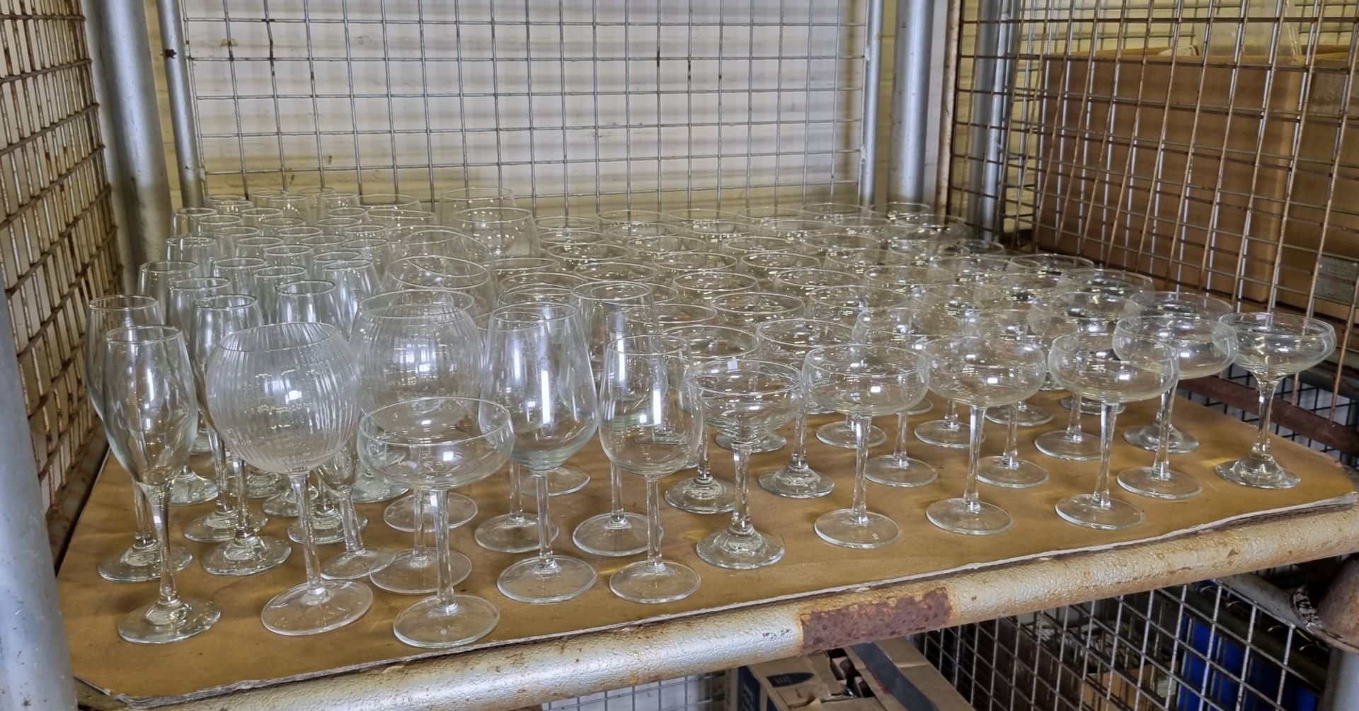 Glassware - martini, wine & flute glasses - Unknown quantity