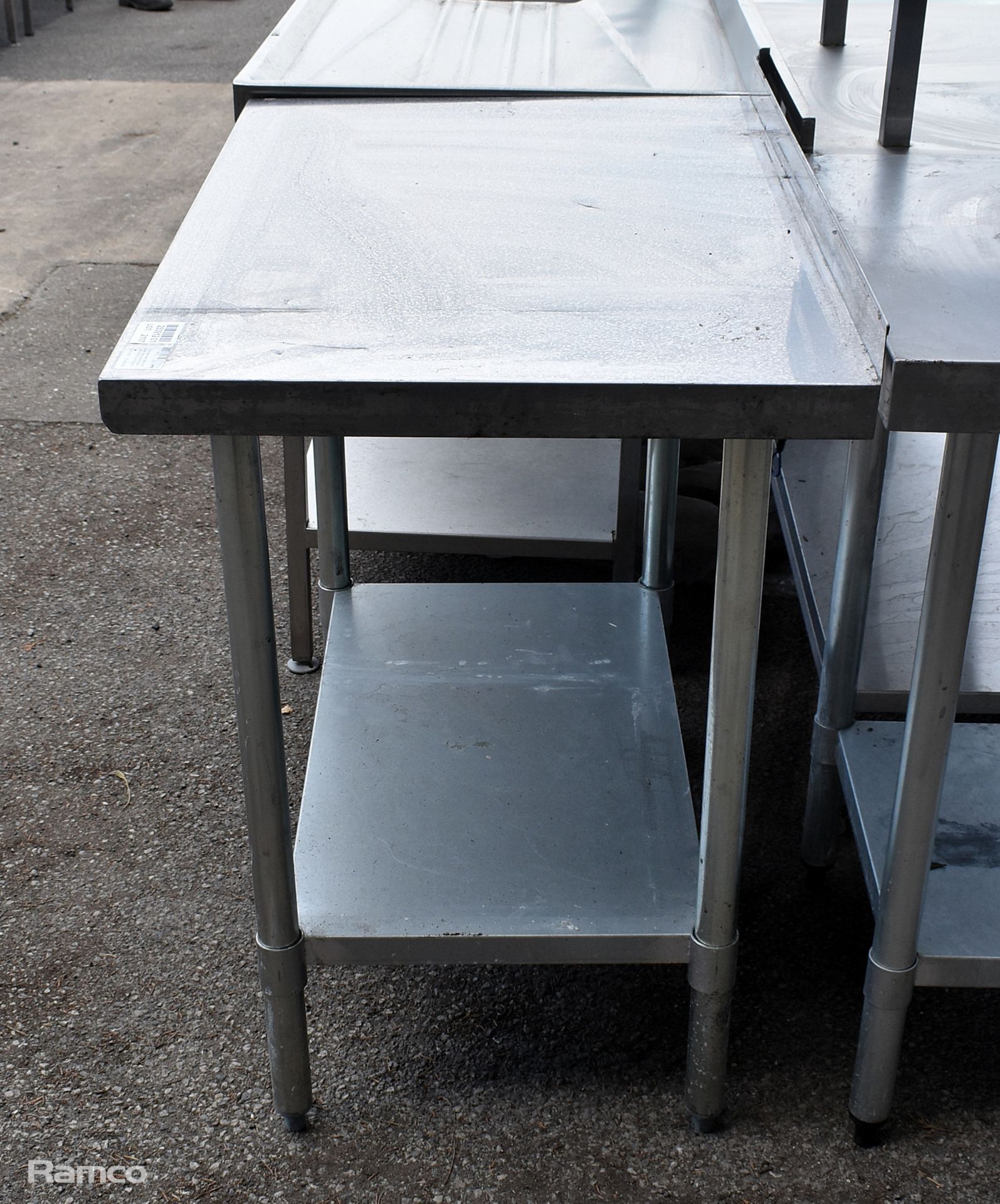 Stainless steel table with upstand and bottom shelf - L 915 x W 610 x H 930mm - Image 3 of 3