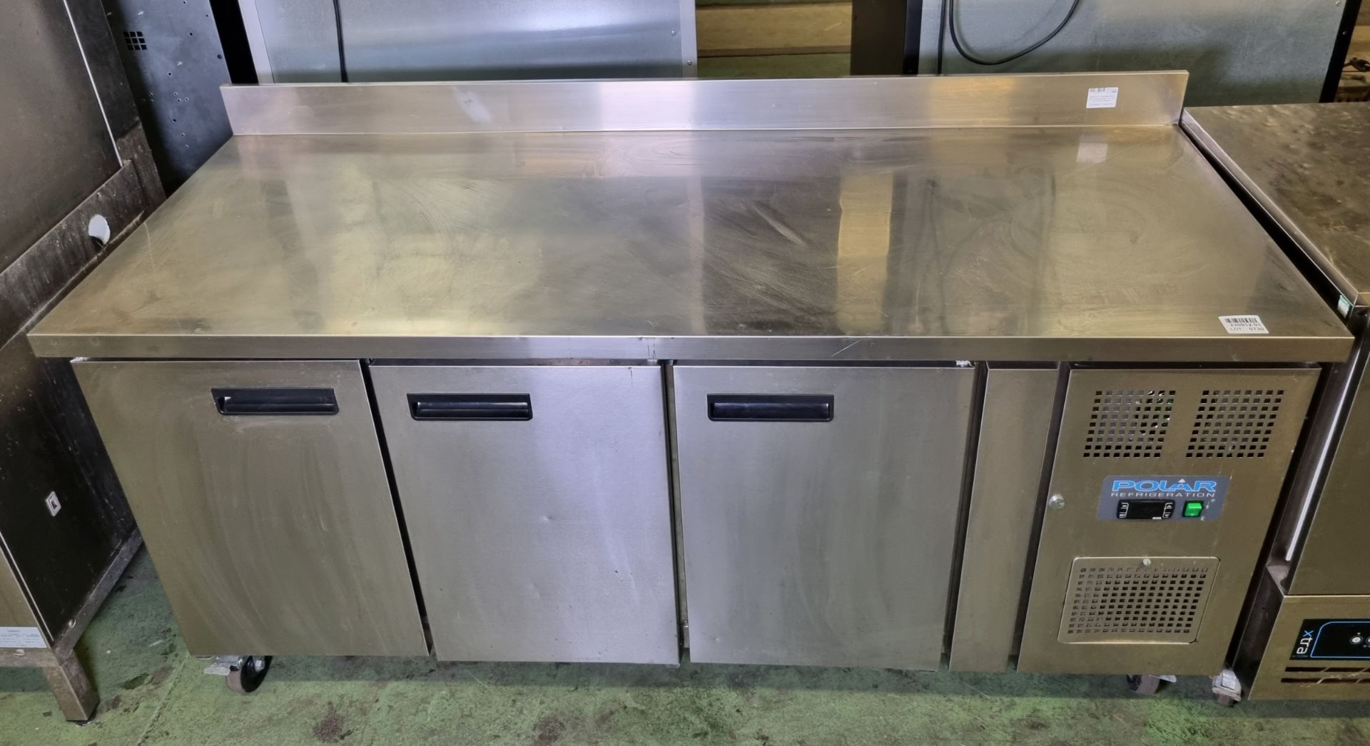Polar DL917 stainless steel 3 door counter freezer - W 1800 x D 700 x H 950mm - Bild 2 aus 4