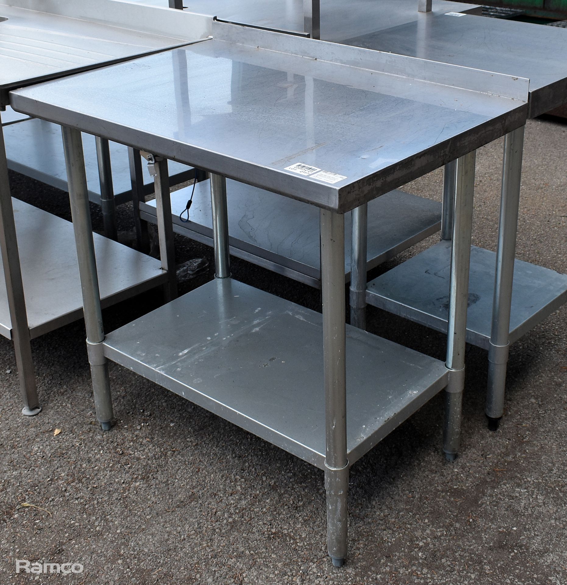 Stainless steel table with upstand and bottom shelf - L 915 x W 610 x H 930mm - Image 2 of 3