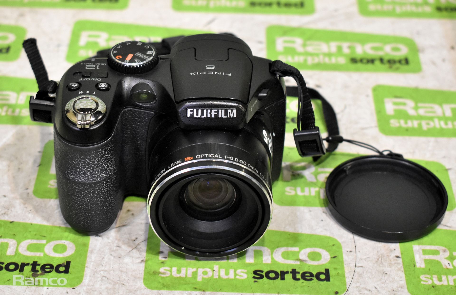 Fujifilm Finepix S2500 HD digital camera with box