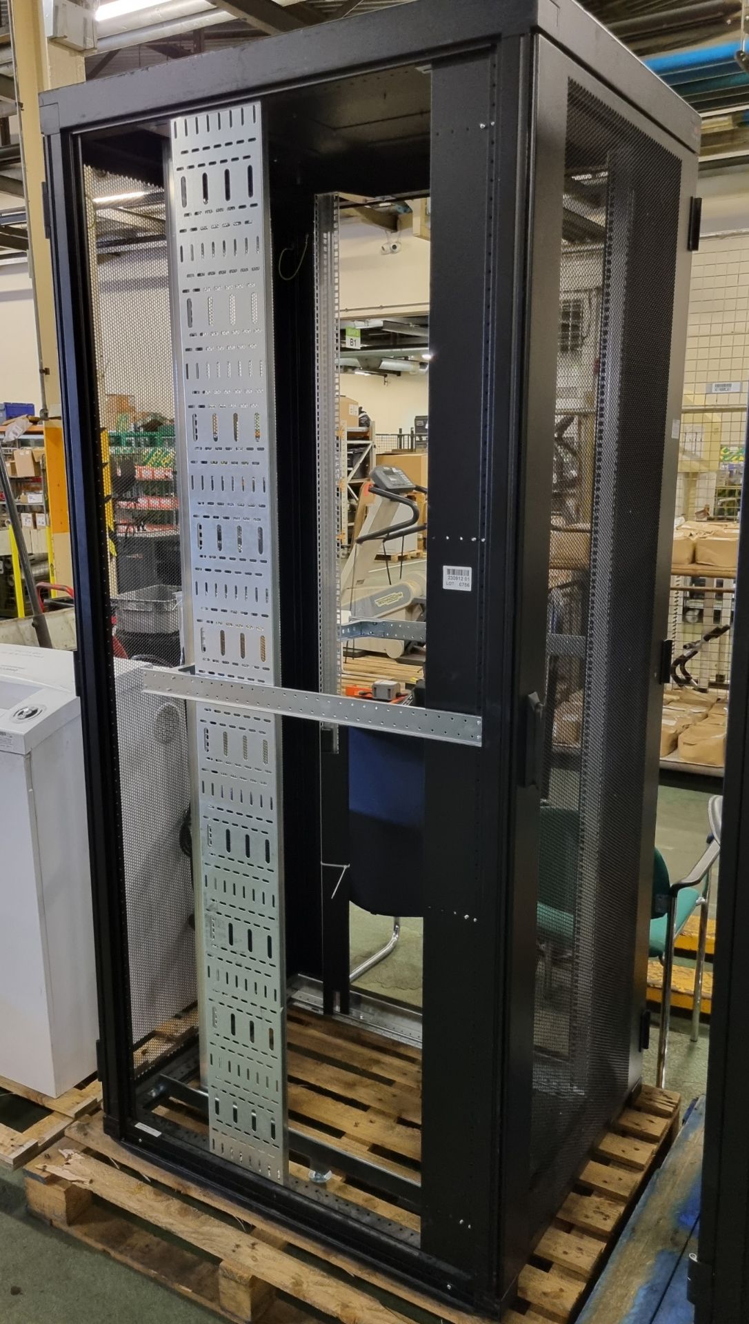 Menkels Equinox Server cabinet - L 1020 x W 800 x H 2200 - incomplete - MIGHT BE TOO TALL FOR TRUCK - Bild 3 aus 3