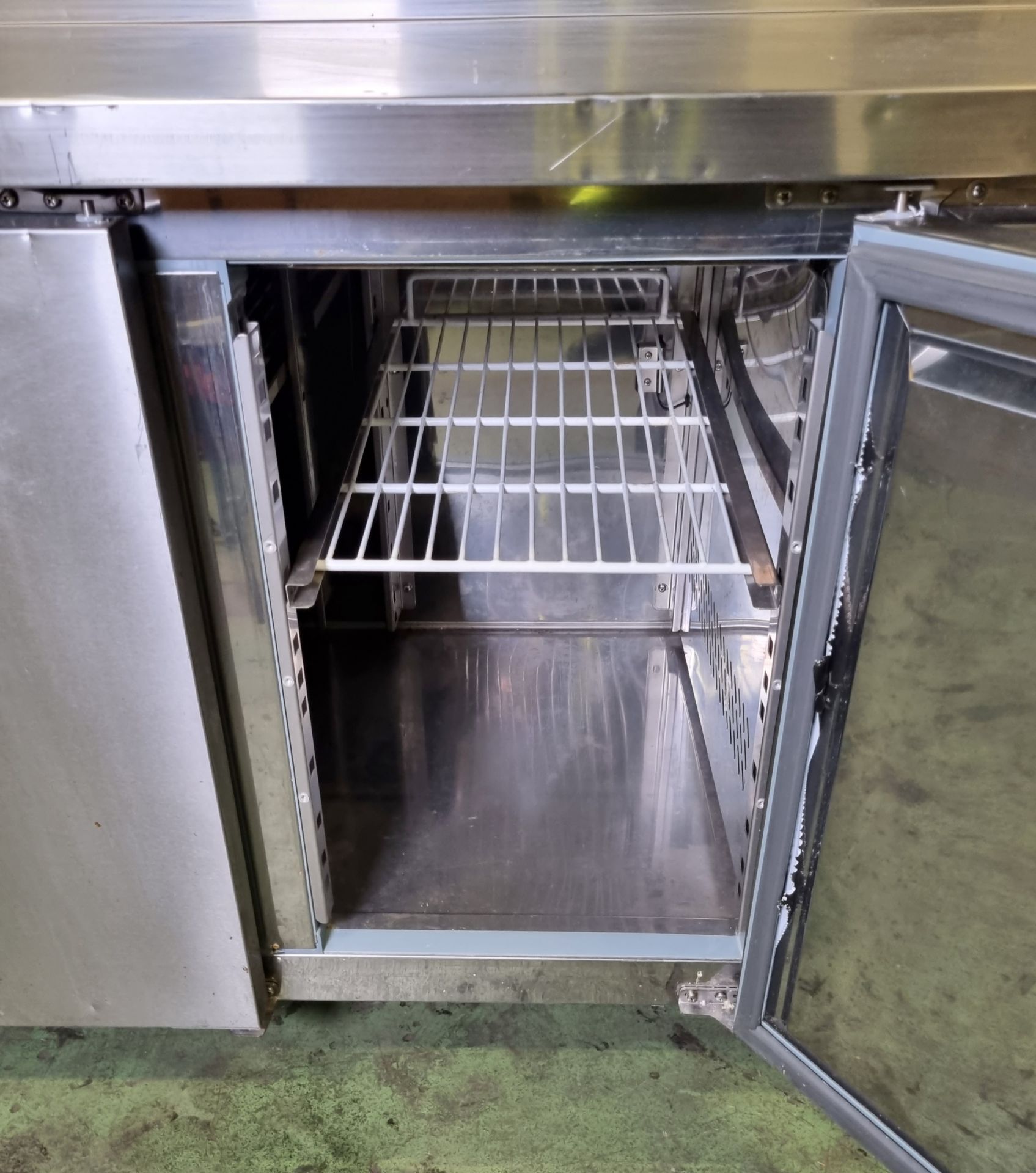 Polar DL917 stainless steel 3 door counter freezer - W 1800 x D 700 x H 950mm - Bild 3 aus 4