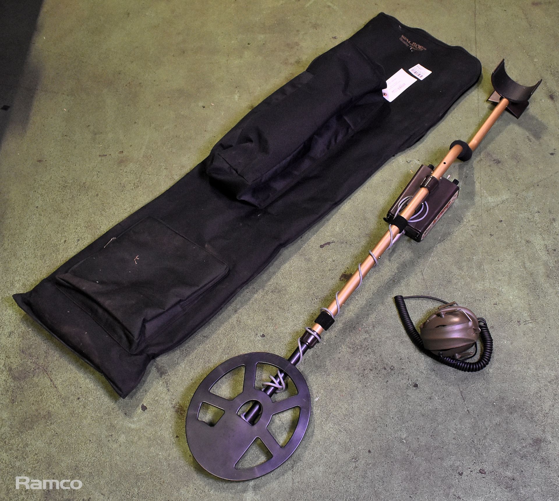 Tesoro Lobo Supertraq metal detector with case - Image 2 of 7