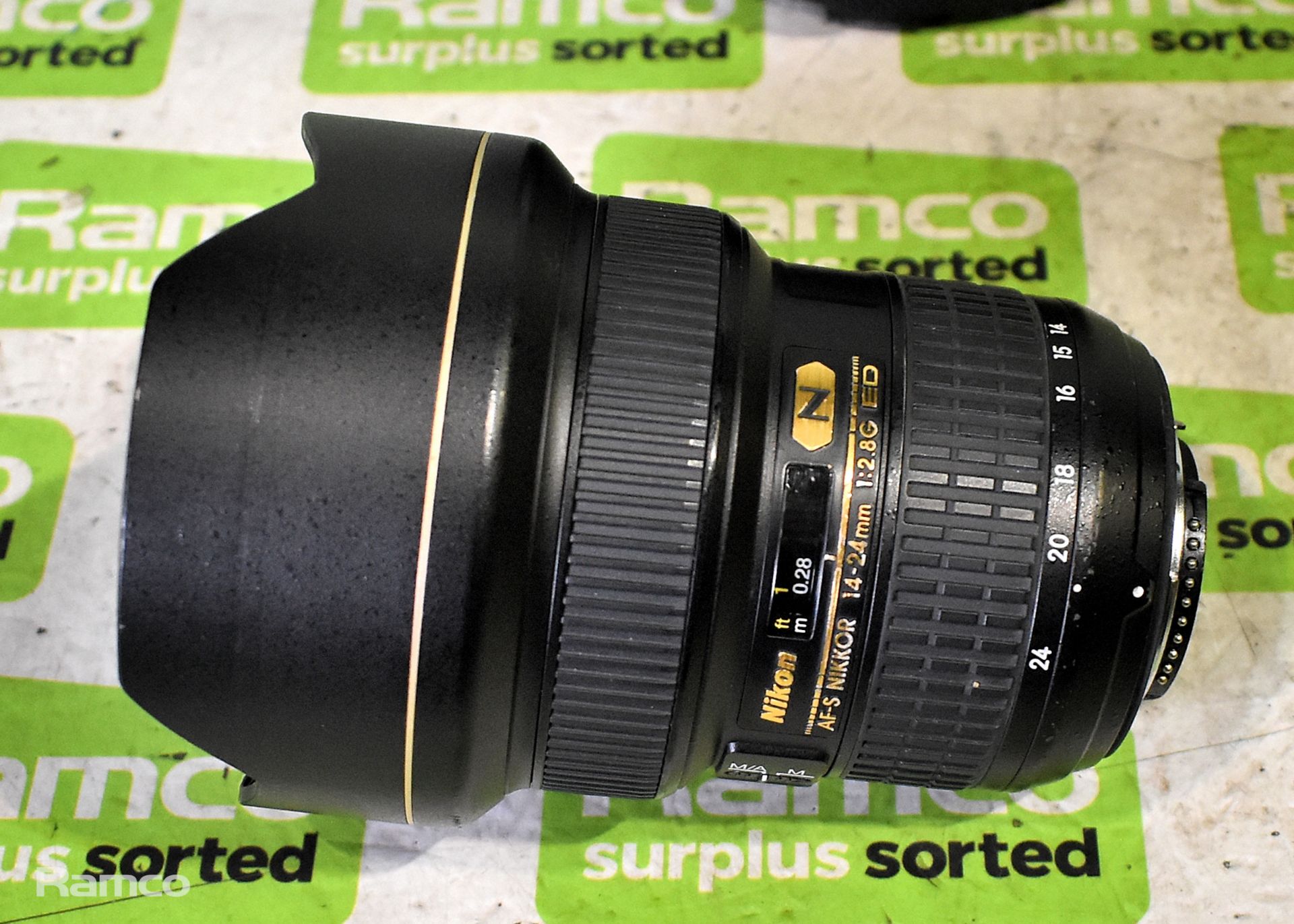 Nikon AF-S NIKKOR 14-24mm lens in case - Bild 2 aus 7