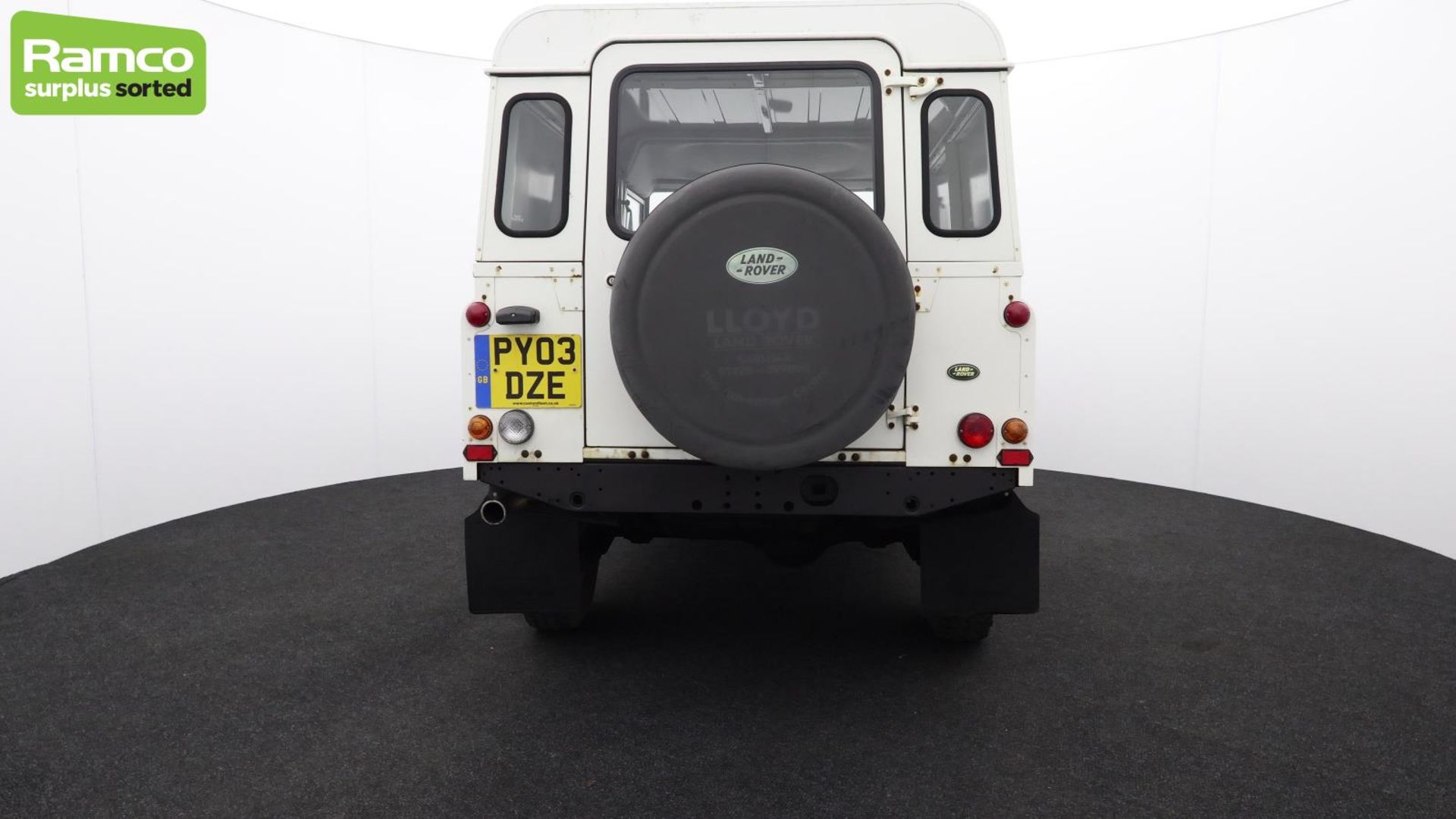 Land Rover Defender 110 TD5 - 2003 - 2.5L - diesel - white - 68,603 miles - Bild 7 aus 70