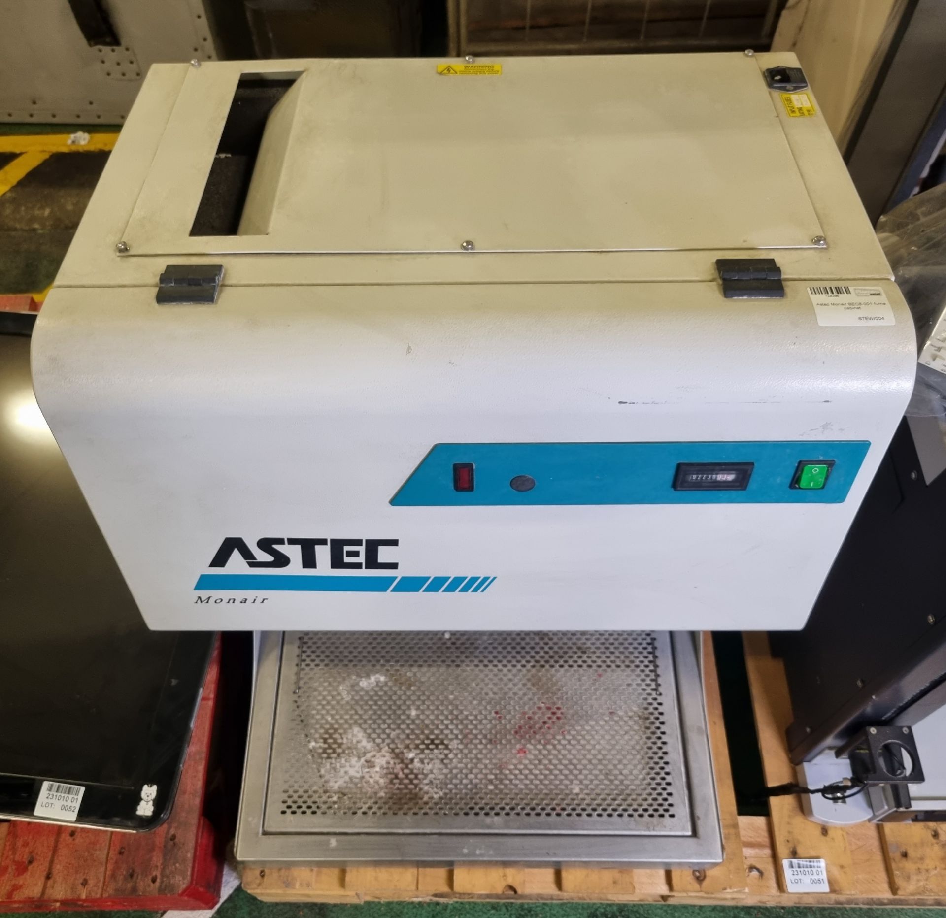 Astec Monair BEC8-001 fume cabinet, Teledyne ISCO combi flash RF chromatography system - s/n 208E201 - Bild 11 aus 14