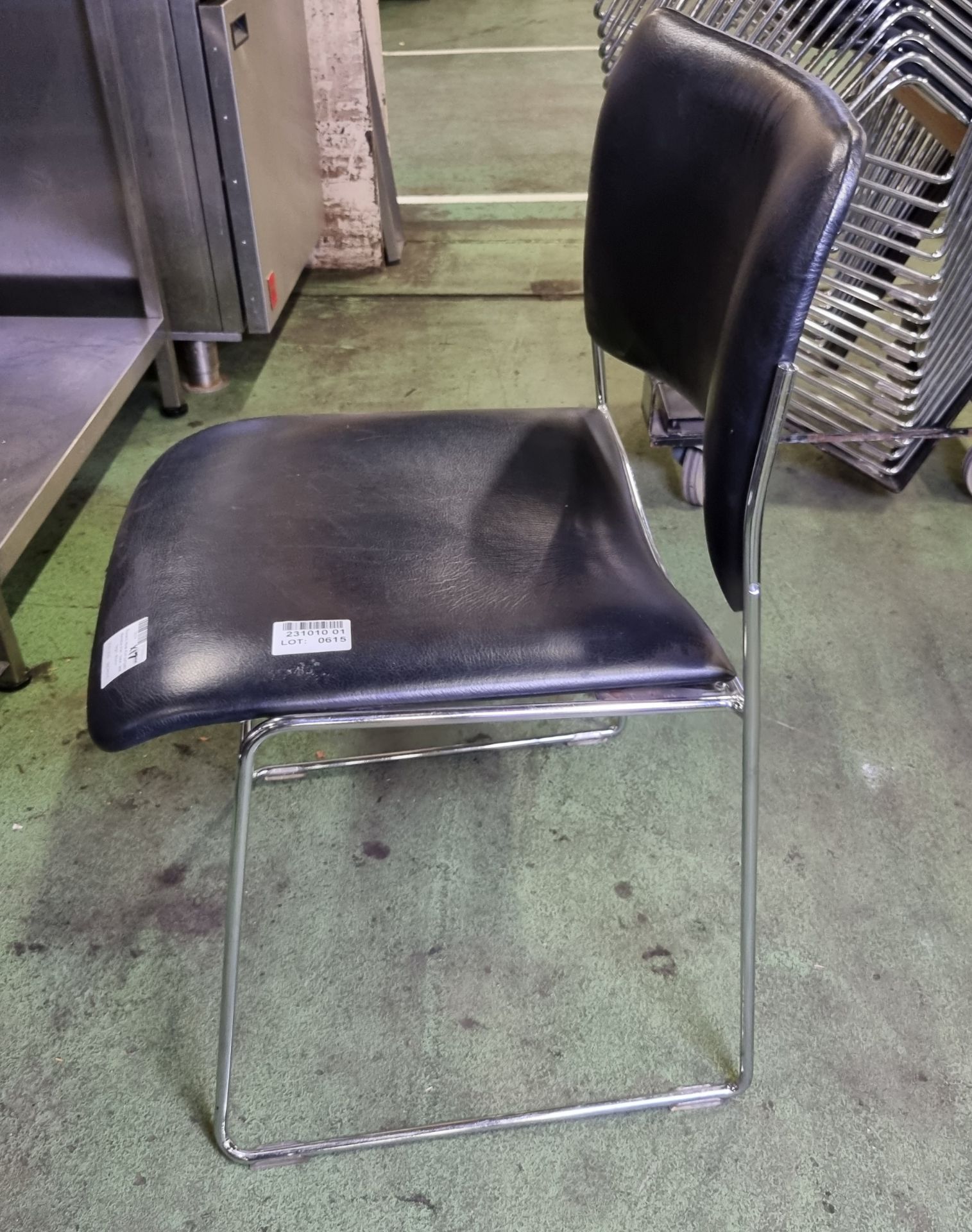 17x Rowland Howe 40/4 compact stackable chairs - black - seat height: 460mm - Bild 4 aus 4