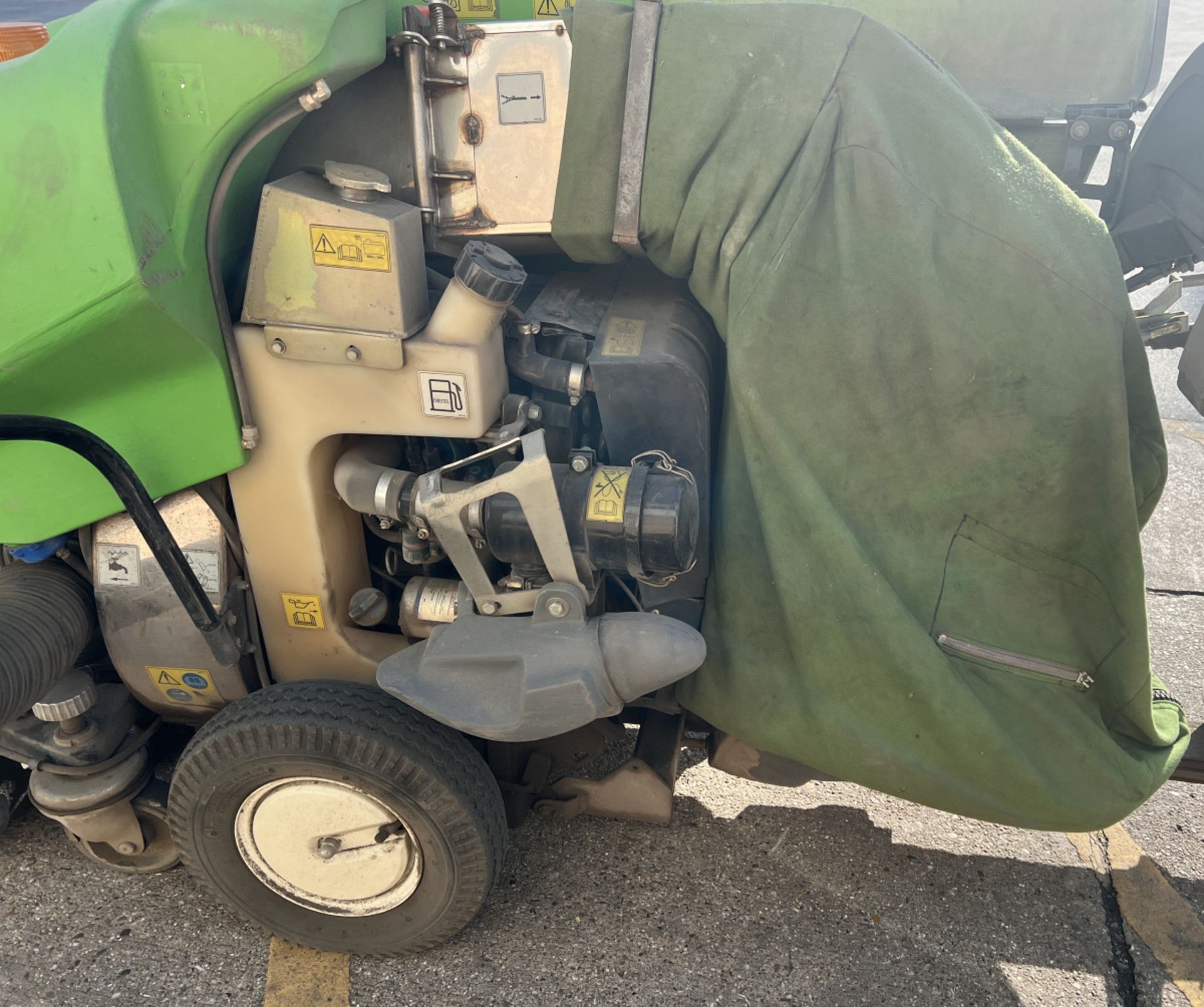 Green Machine 414RS diesel ride on sweeper - 111 hours - Bild 12 aus 15