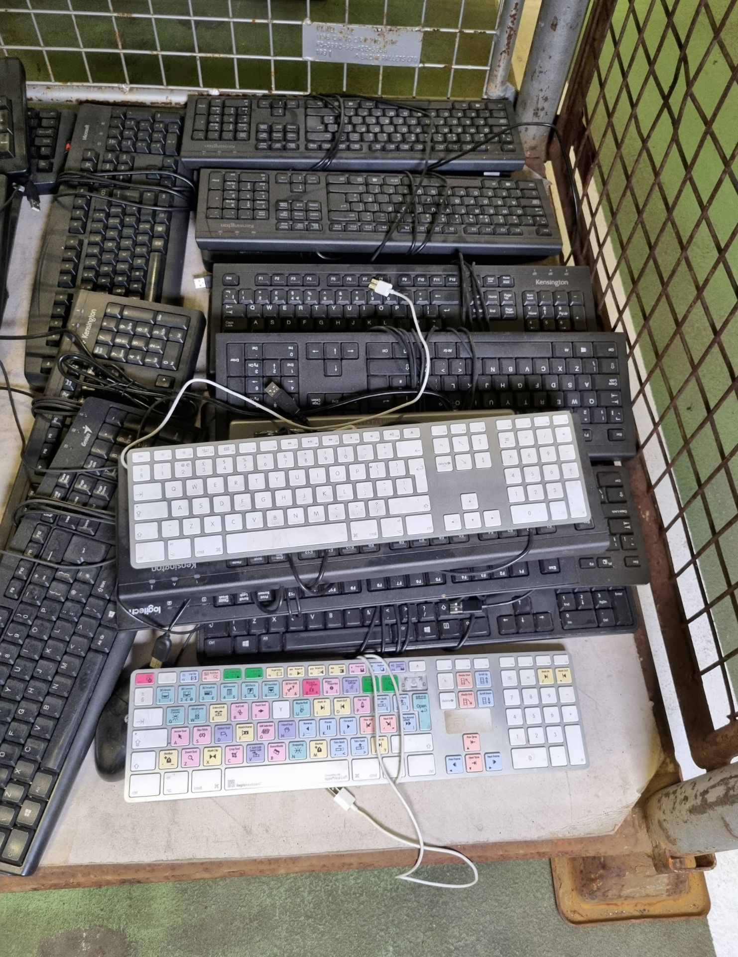 30x computer keyboards of multiple makes - Logitech, Lenovo, Microsoft and Kensington - Image 2 of 3