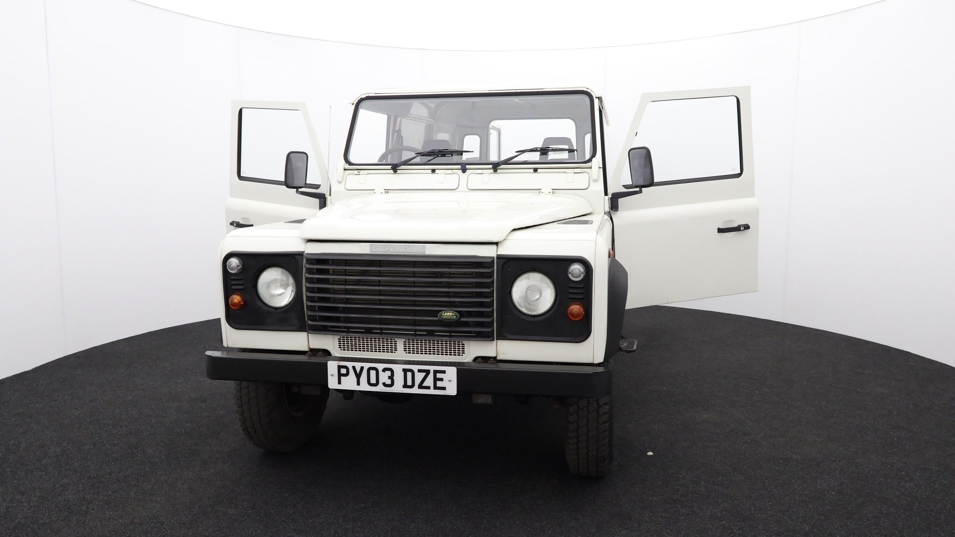 Land Rover Defender 110 TD5 - 2003 - 2.5L - diesel - white - 68,603 miles - Bild 58 aus 70