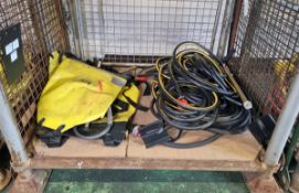 3x Guarnay flexible backpack extinguishers, 2x Sirus black & yellow 20 Bar 300 PSI hoses