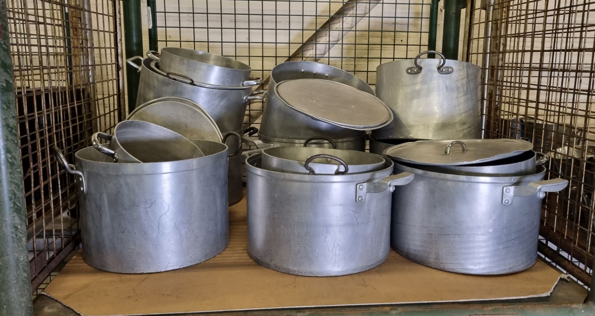 Catering equipment - saucepans - medium and large sizes