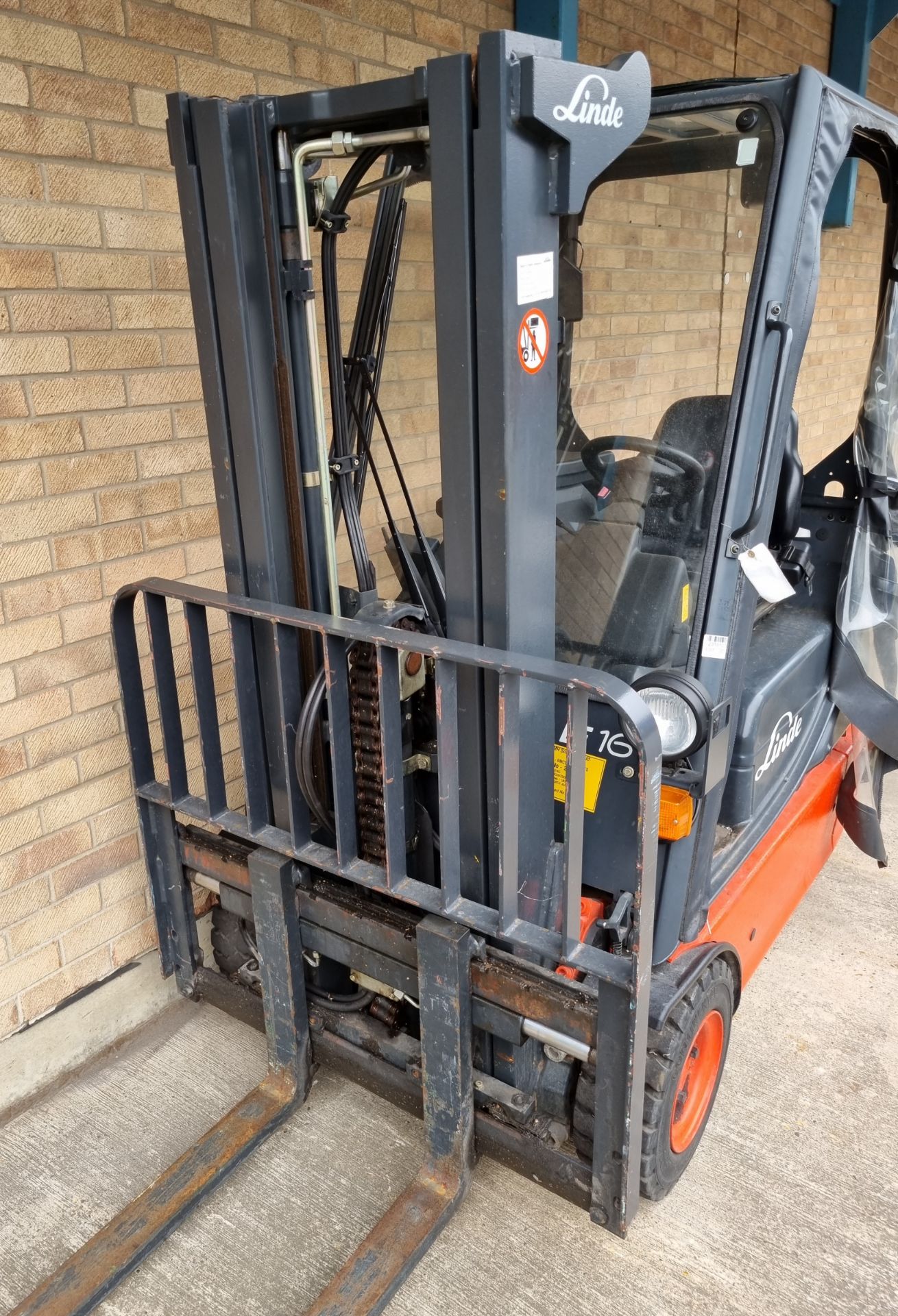 Linde E16C-02 2006 electric forklift - 1600 kg rated capacity - (broken back window) - AS SPARES - Image 15 of 20