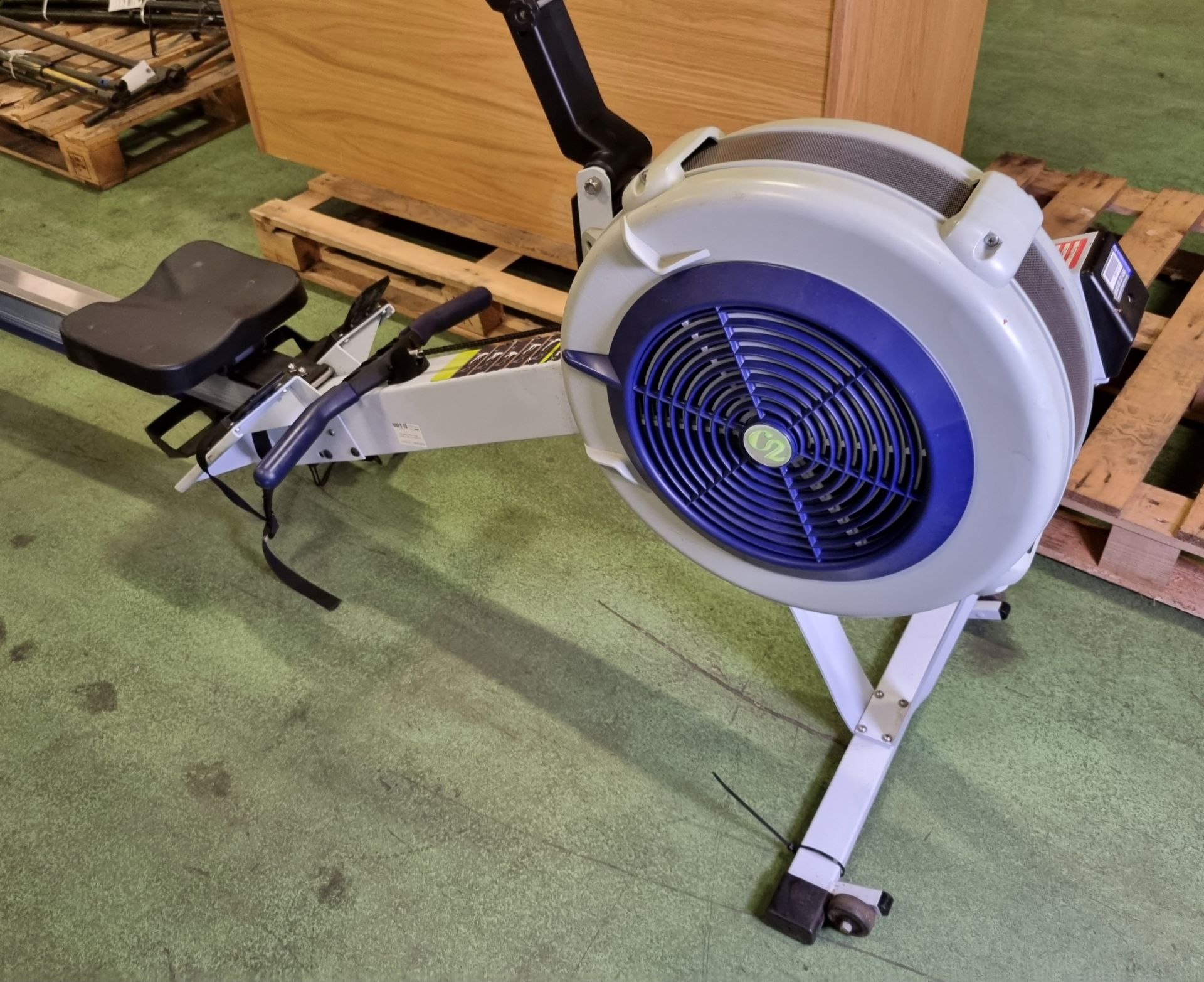 Concept 2 indoor rower - L 2440 x W 61 x H 1060mm - PM5 console - Bild 3 aus 8