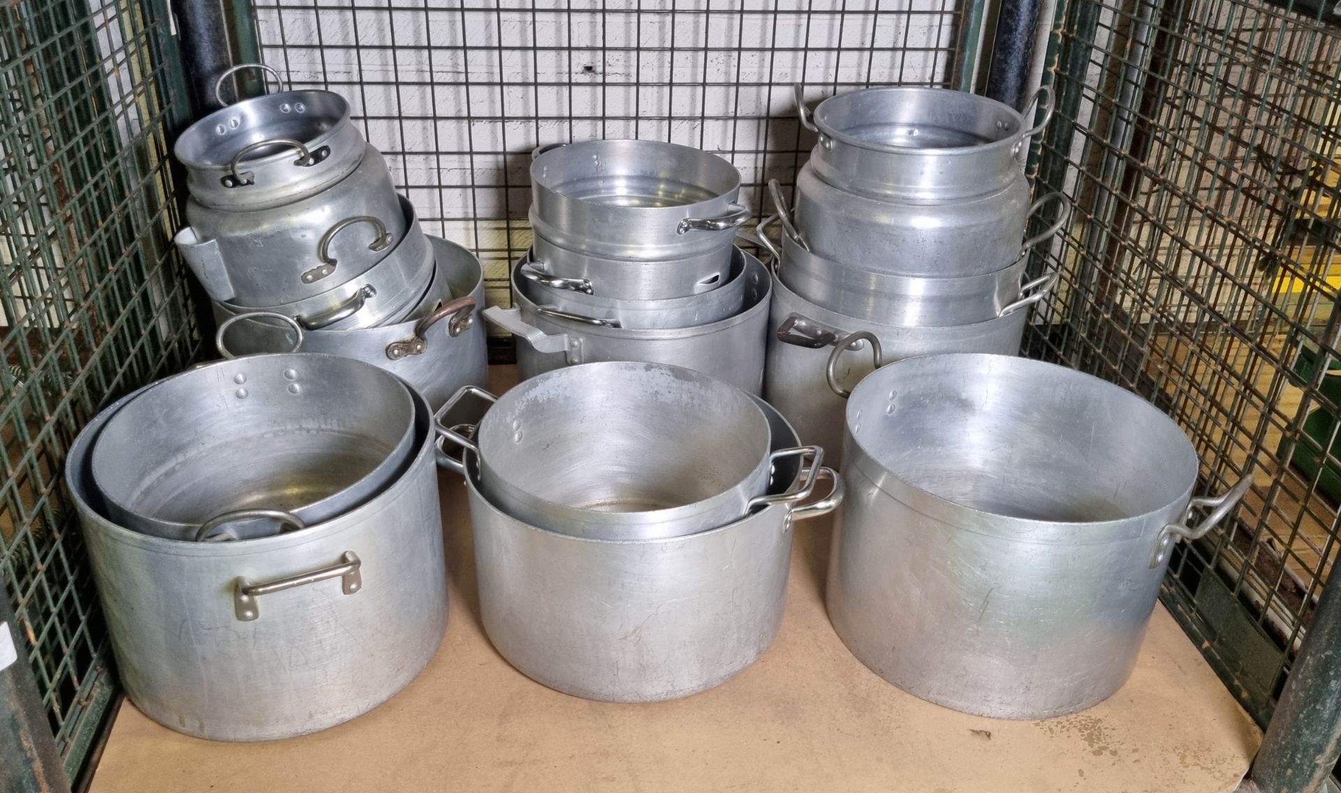 Catering equipment - saucepans and double boiler pans - medium and large sizes