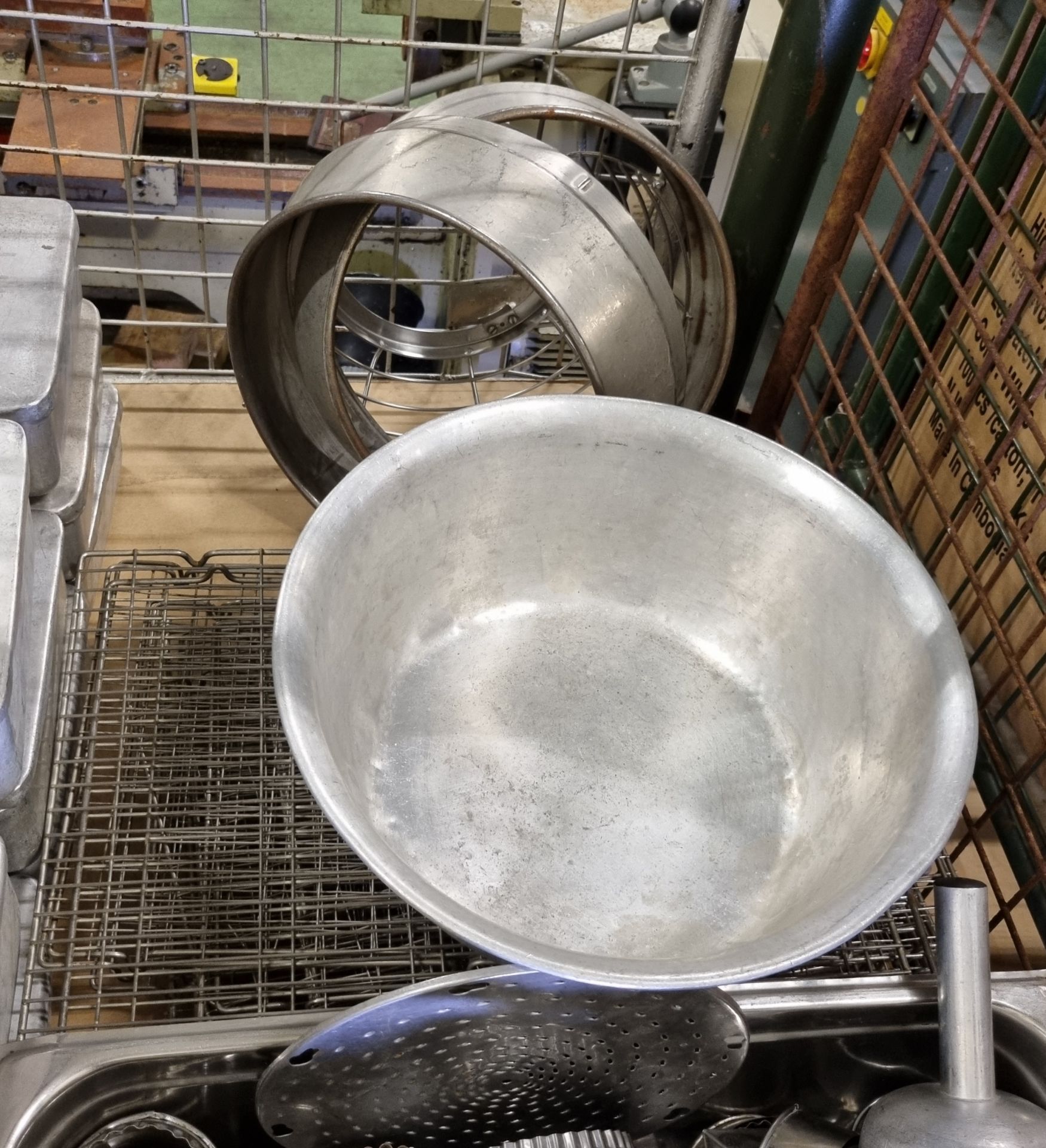 Catering equipment - aluminium trays with lids, cooling wire racks, scoops and cookie cutters - Bild 5 aus 6