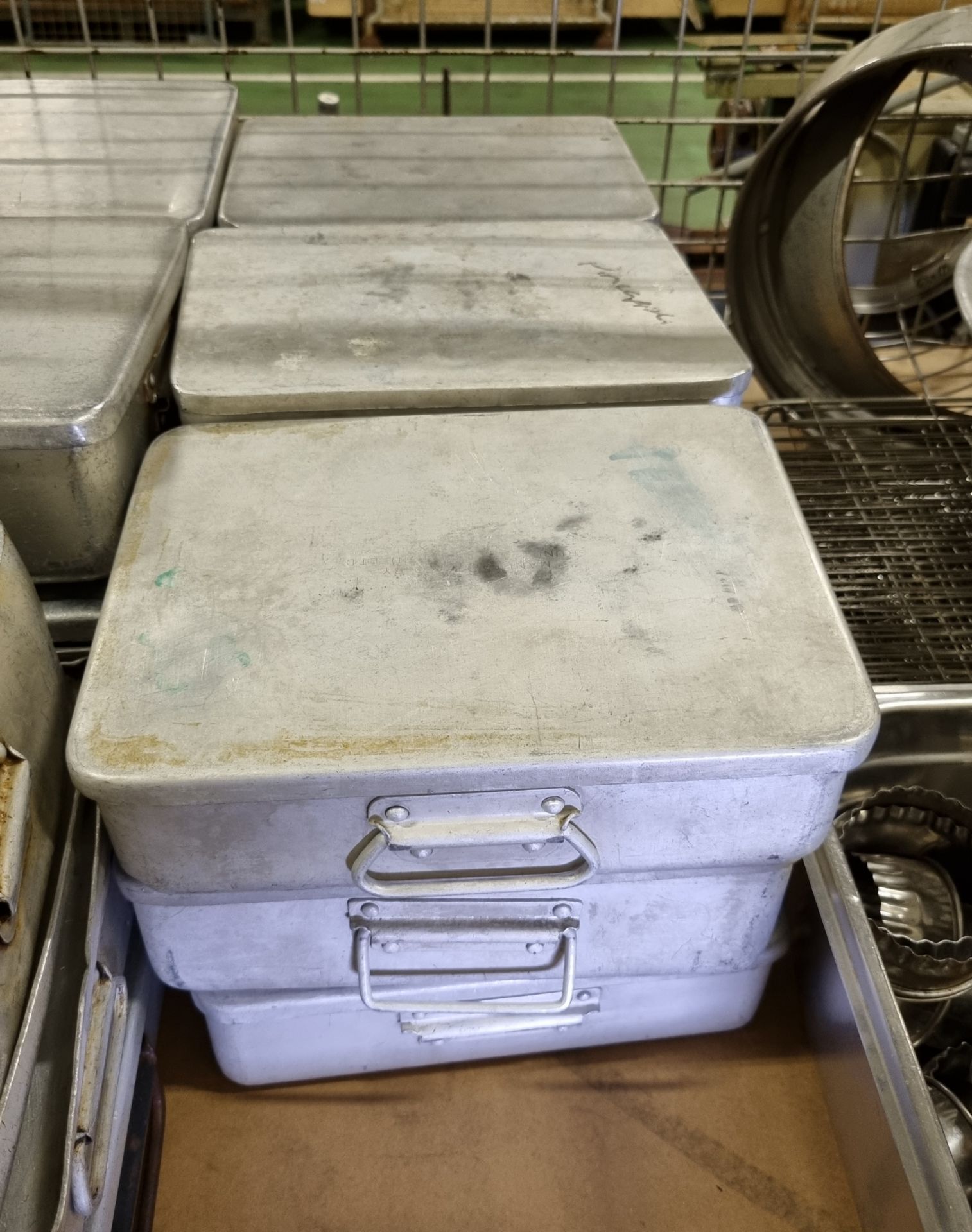 Catering equipment - aluminium trays with lids, cooling wire racks, scoops and cookie cutters - Bild 4 aus 6