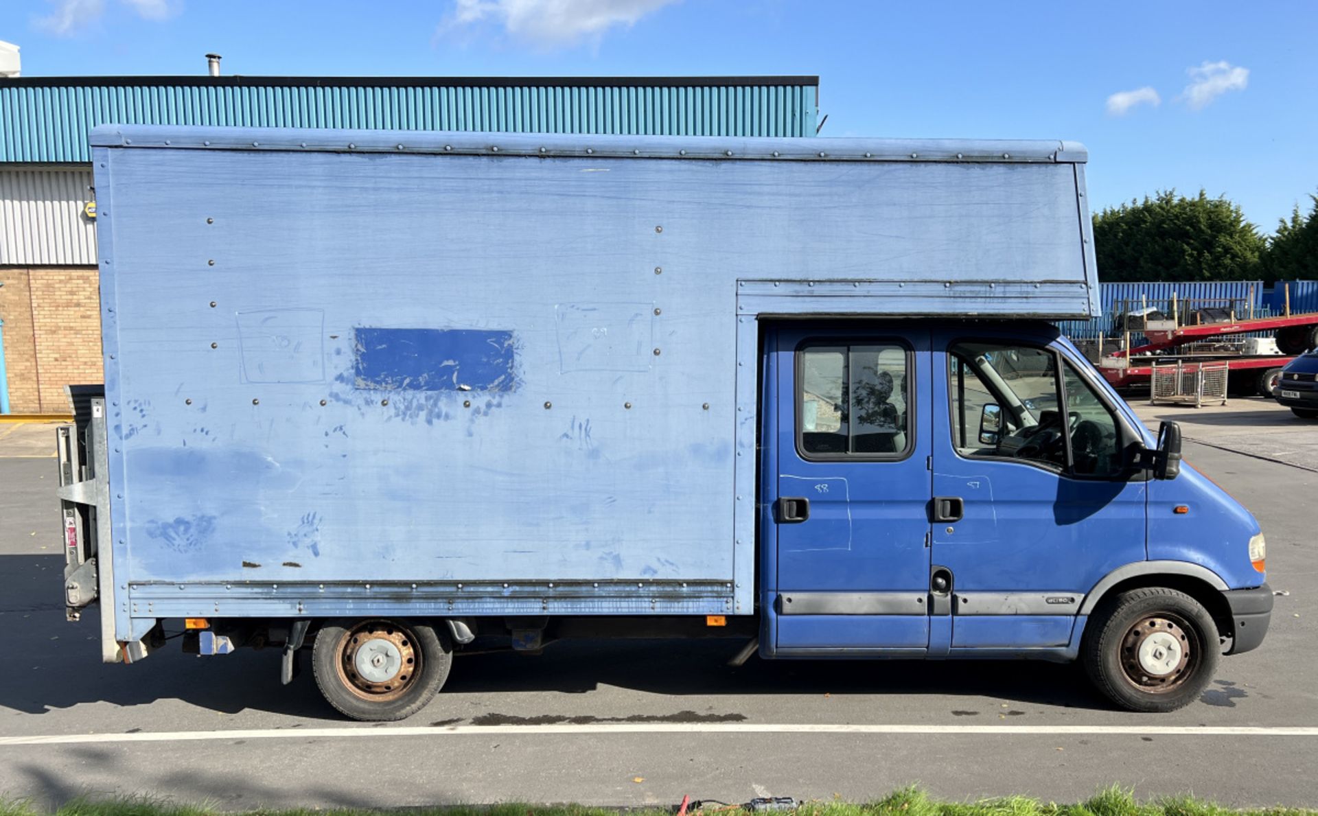 Renault Master LL35 DCI crew-cab Luton van with tail lift - 2.2L - diesel - MOT expired (see desc.) - Image 2 of 25