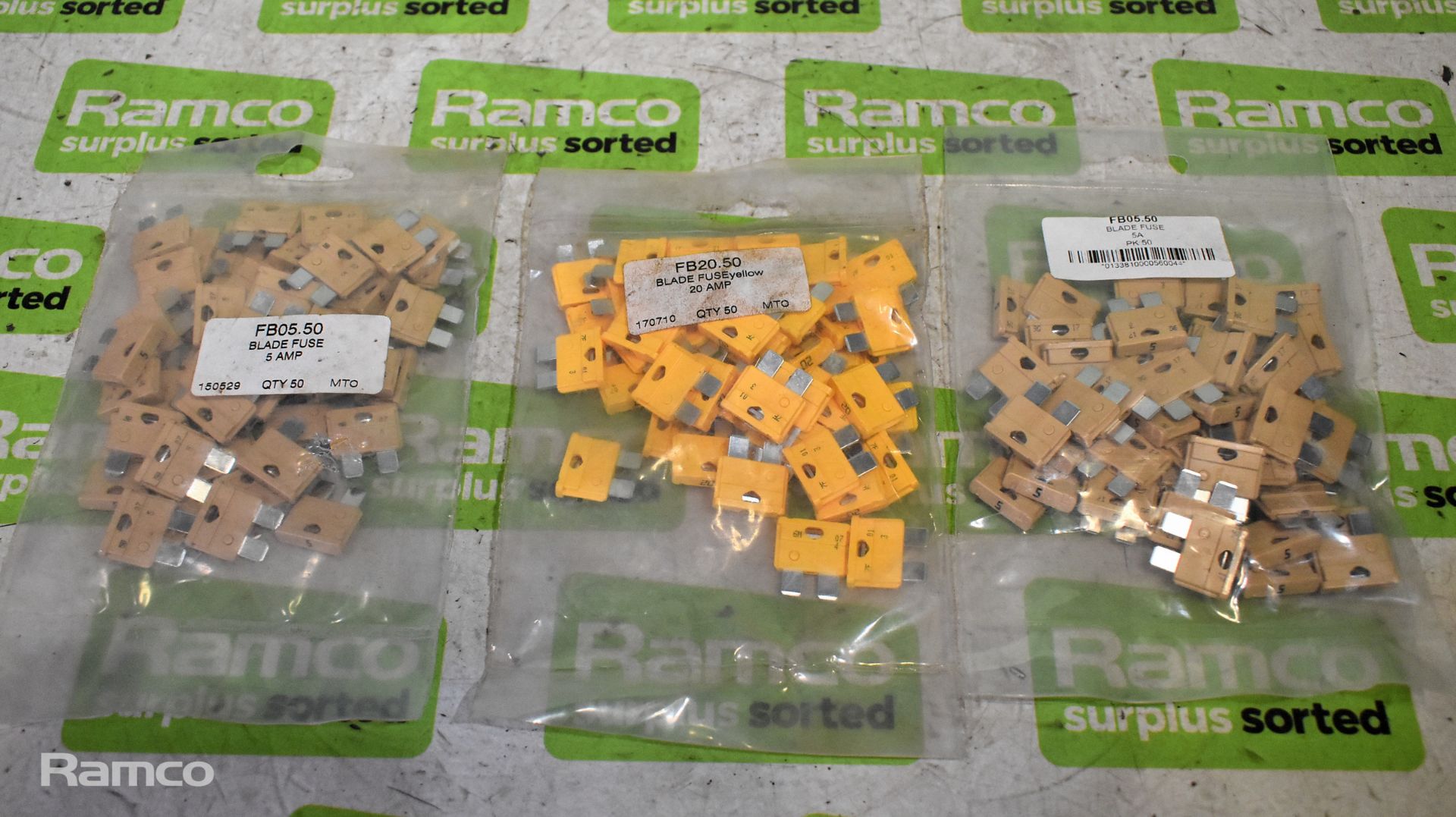 8X FB20.50 yellow 20 amp fuses (50 per pack), 30x Packs of 50 FB05.50 5 AMP blade fuses - Image 2 of 5