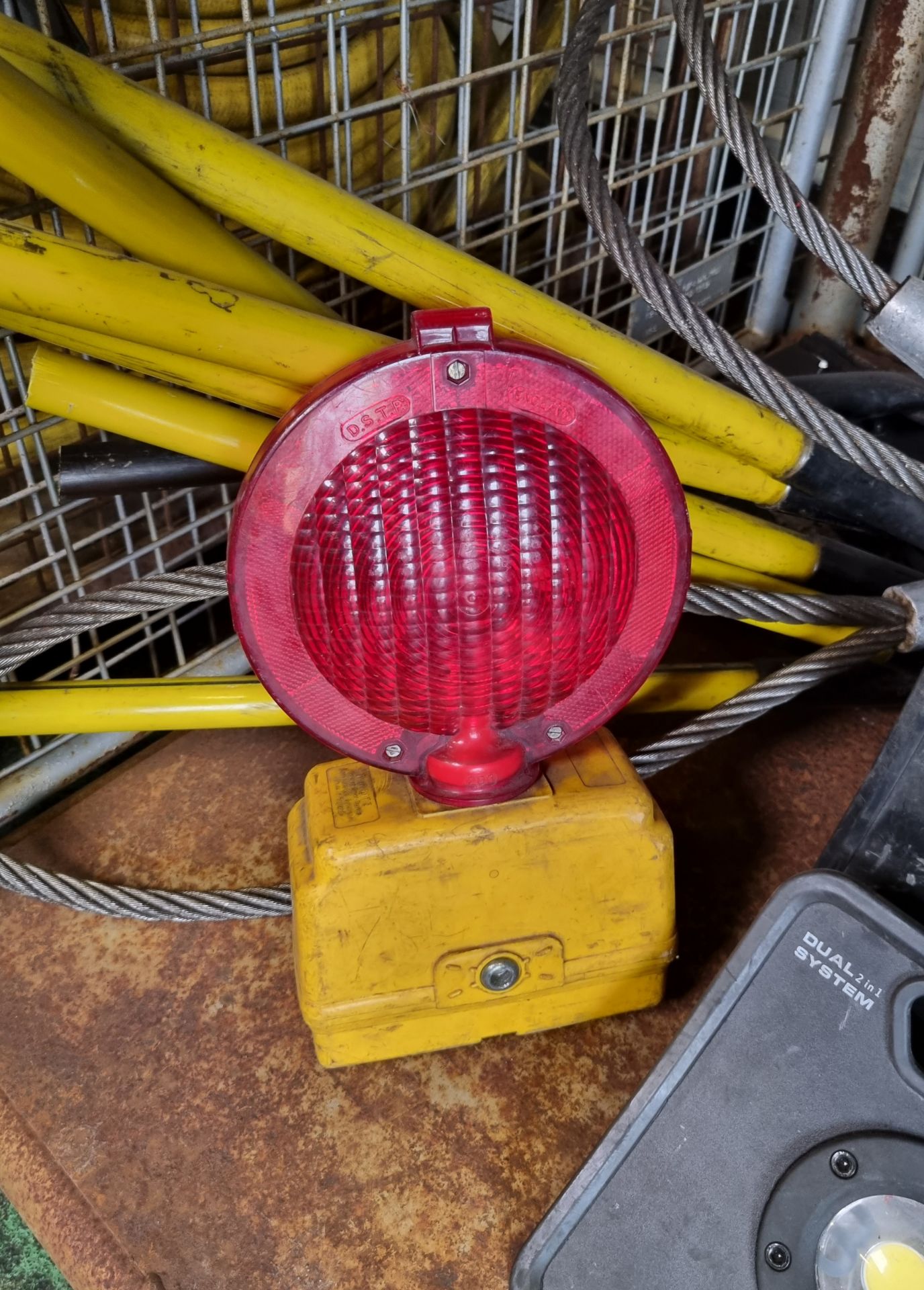 Rescue and ground support equipment - tools, batteries, fire beaters, wire rope / sling, lights, - Bild 6 aus 7