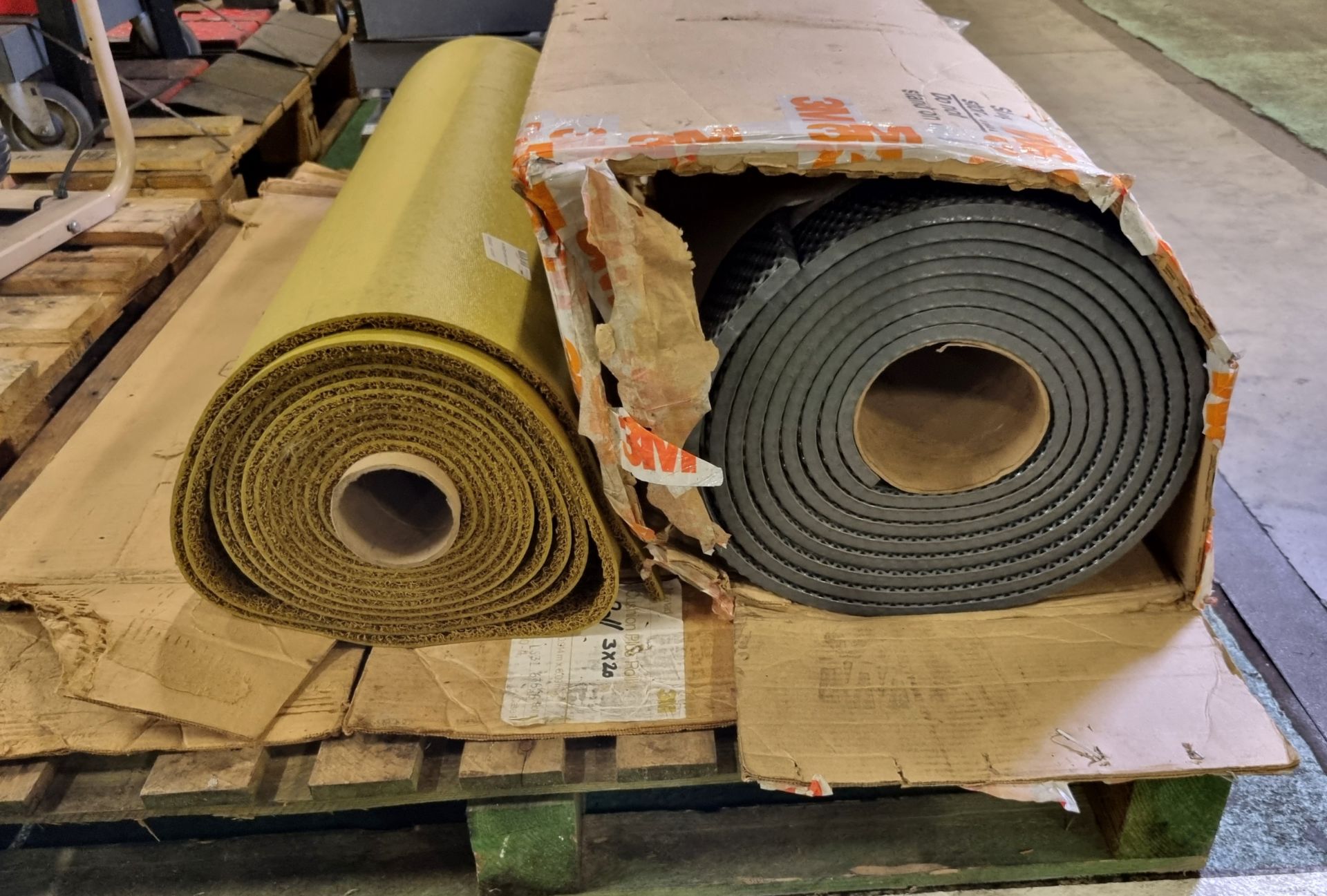 3M 3ft x 20ft cushion roll - gold, 3M 90 x 610 industrial rubber mat - grey - Image 2 of 4