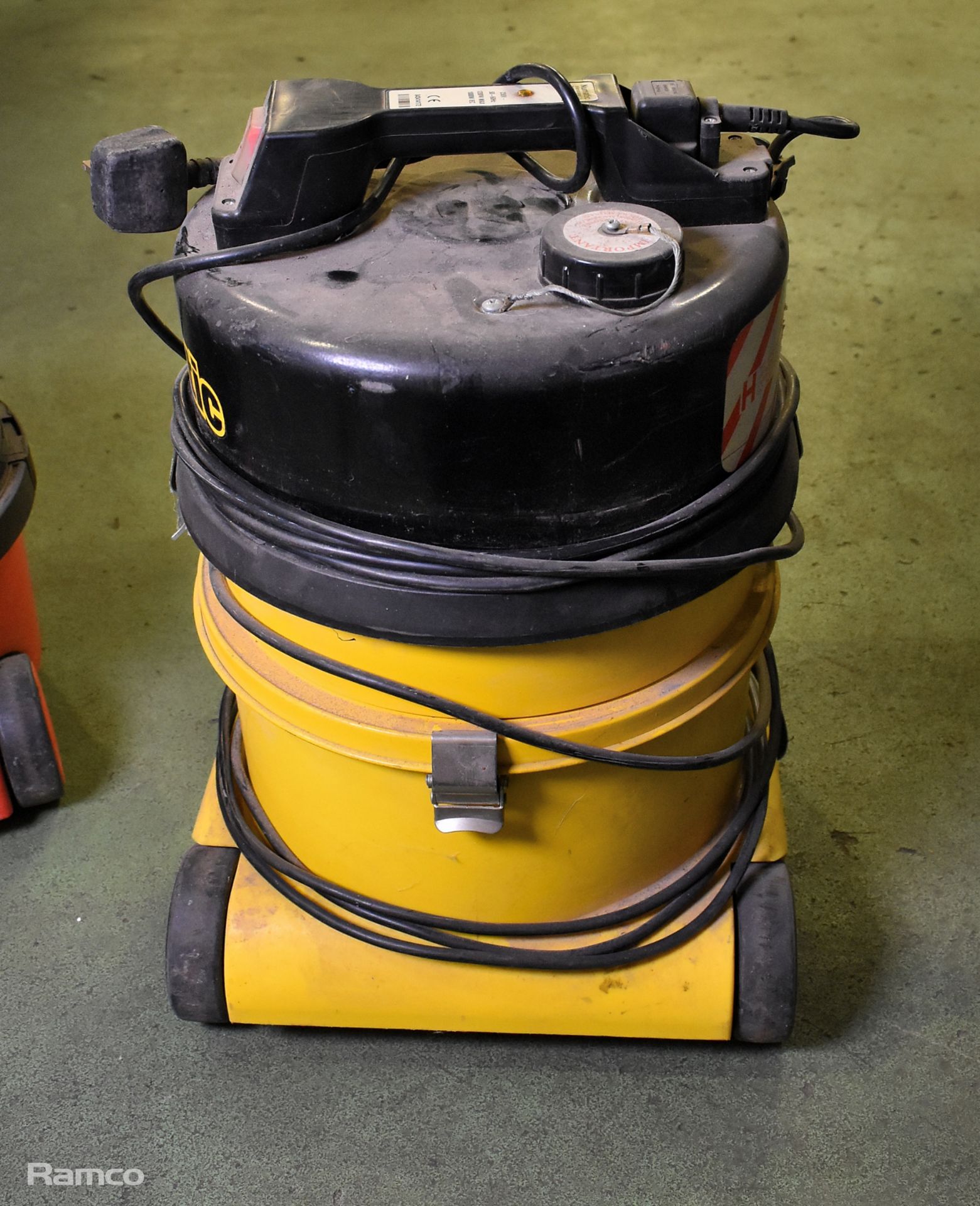 1x Numatic vacuum, 1x Henry vacuum - no accessories - AS SPARES OR REPAIRS - Image 5 of 7