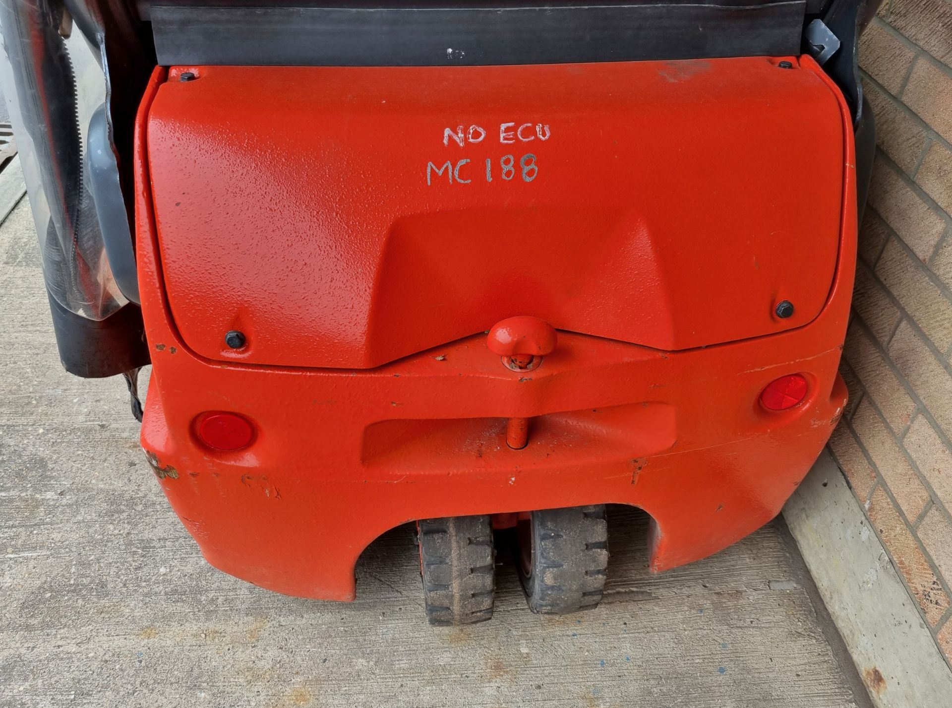 Linde E16C-02 2006 electric forklift - 1600 kg rated capacity - (broken back window) - AS SPARES - Image 5 of 20