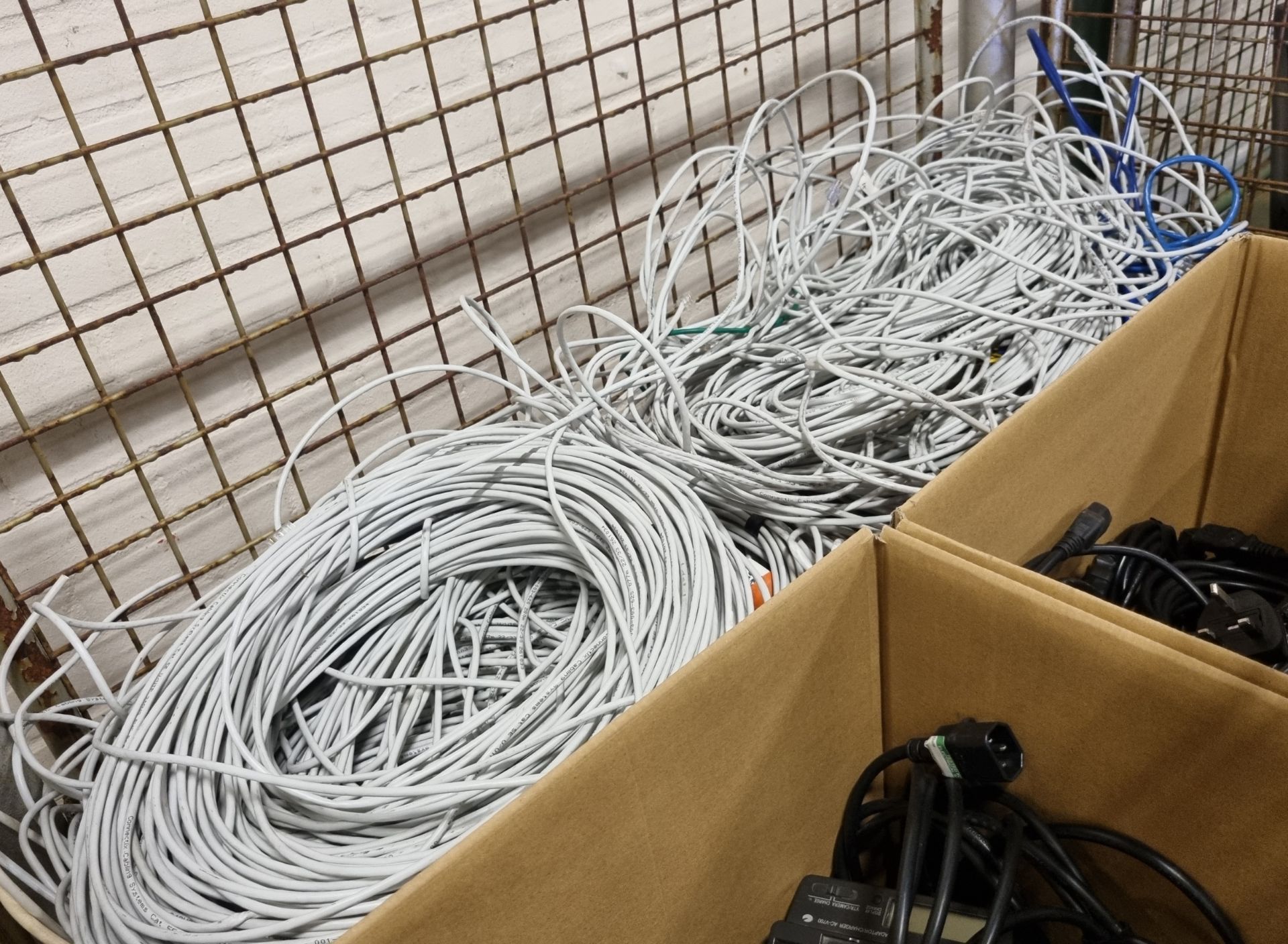 Various network cables - unknown lengths, 2x boxes of kettle leads - unknown lengths, - Bild 5 aus 5