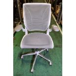 Humanscale Diffrient World mesh office chair - white