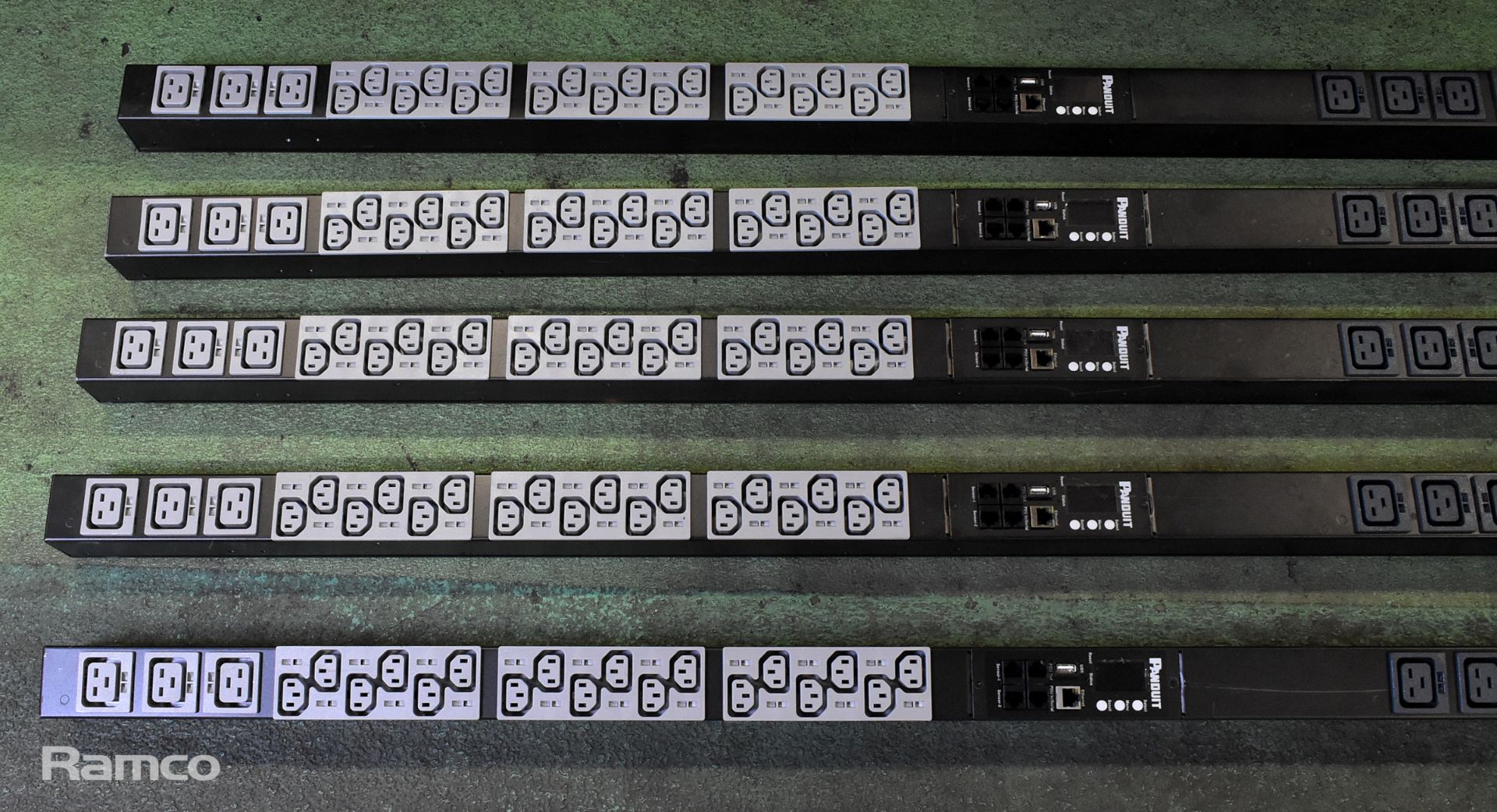 5x Panduit PP11032-0016 power distribution units - 32A - 36x C13 - 6x C19 sockets - Bild 2 aus 6