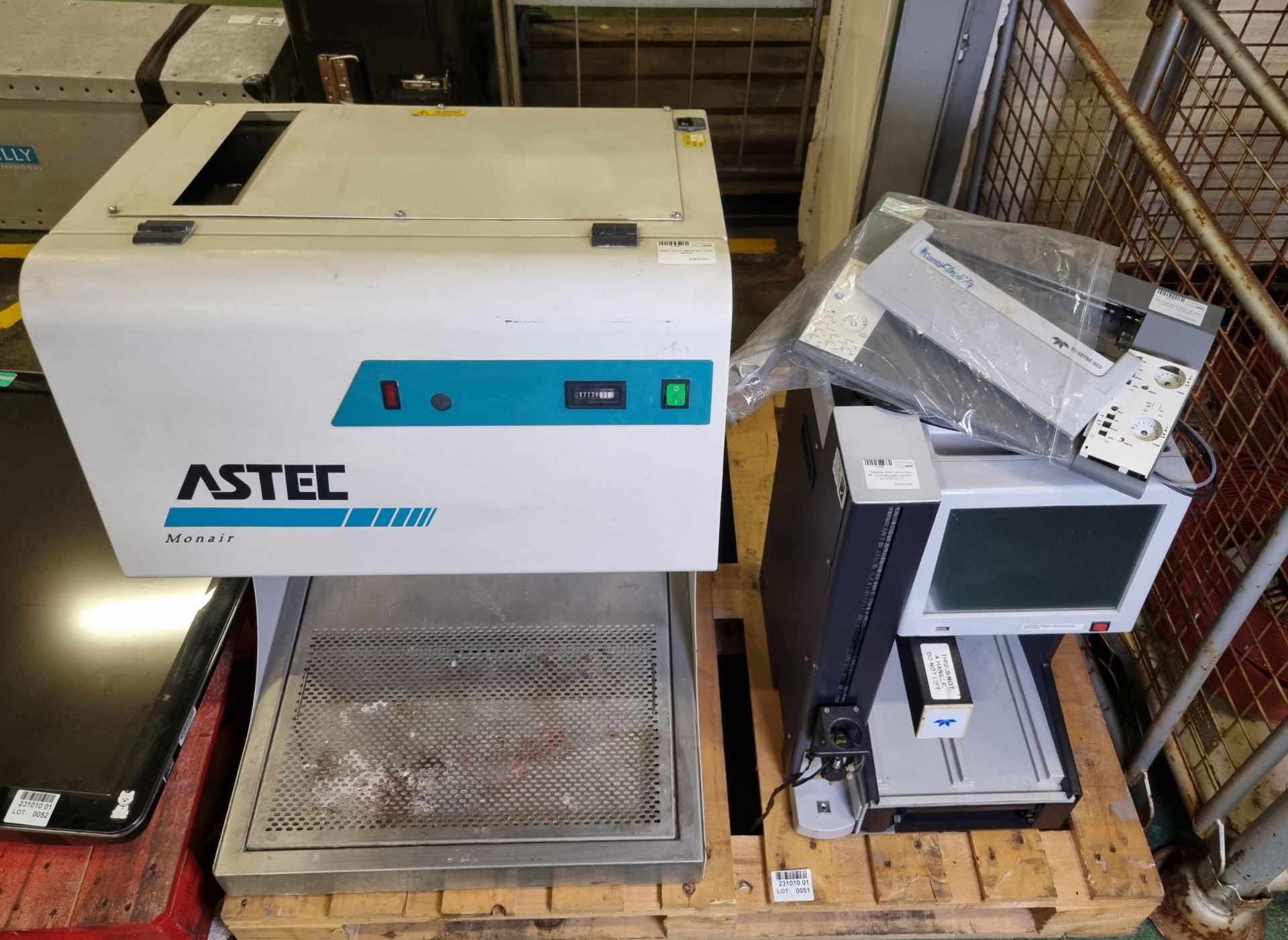 Astec Monair BEC8-001 fume cabinet, Teledyne ISCO combi flash RF chromatography system - s/n 208E201 - Bild 2 aus 14