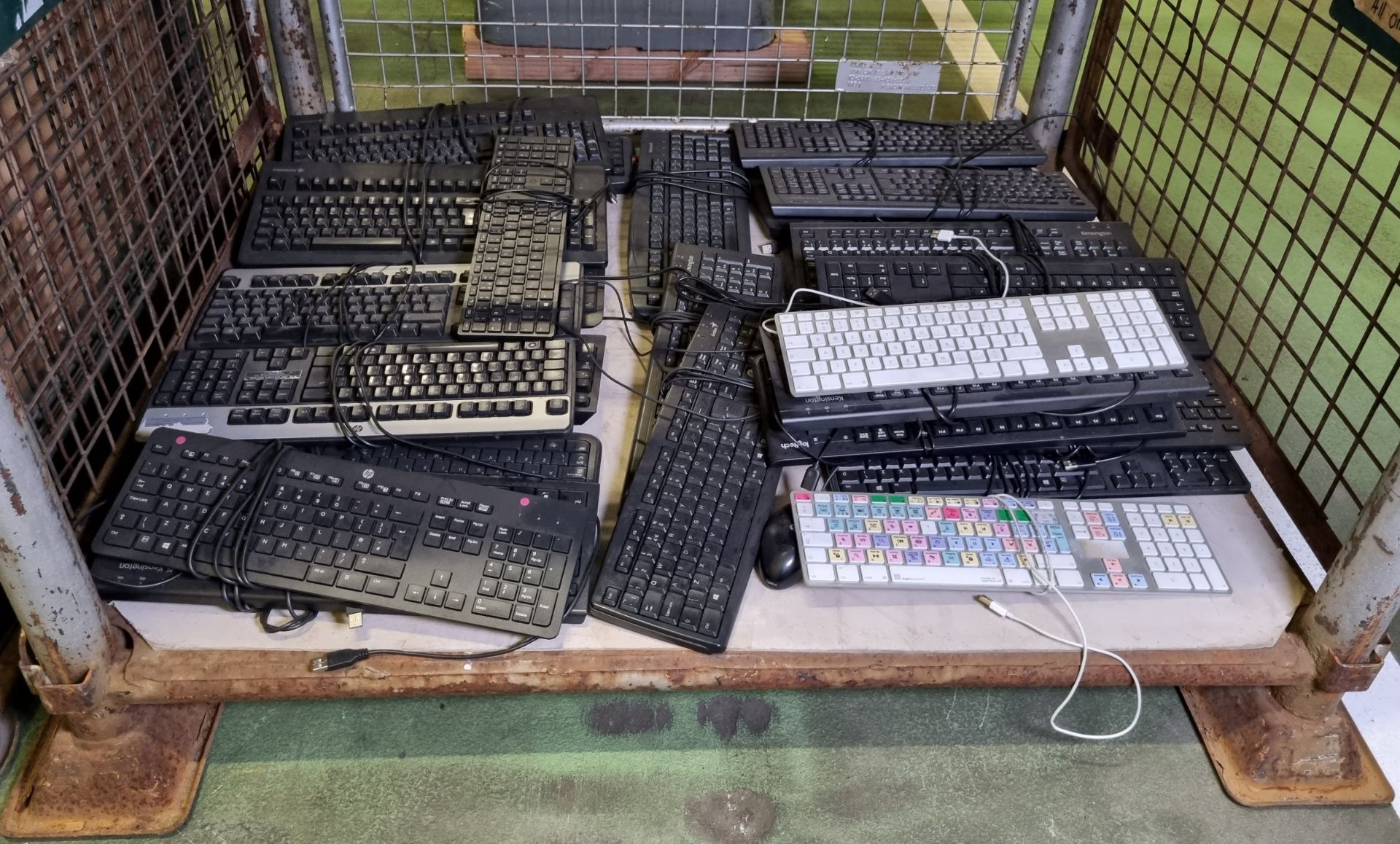 30x computer keyboards of multiple makes - Logitech, Lenovo, Microsoft and Kensington