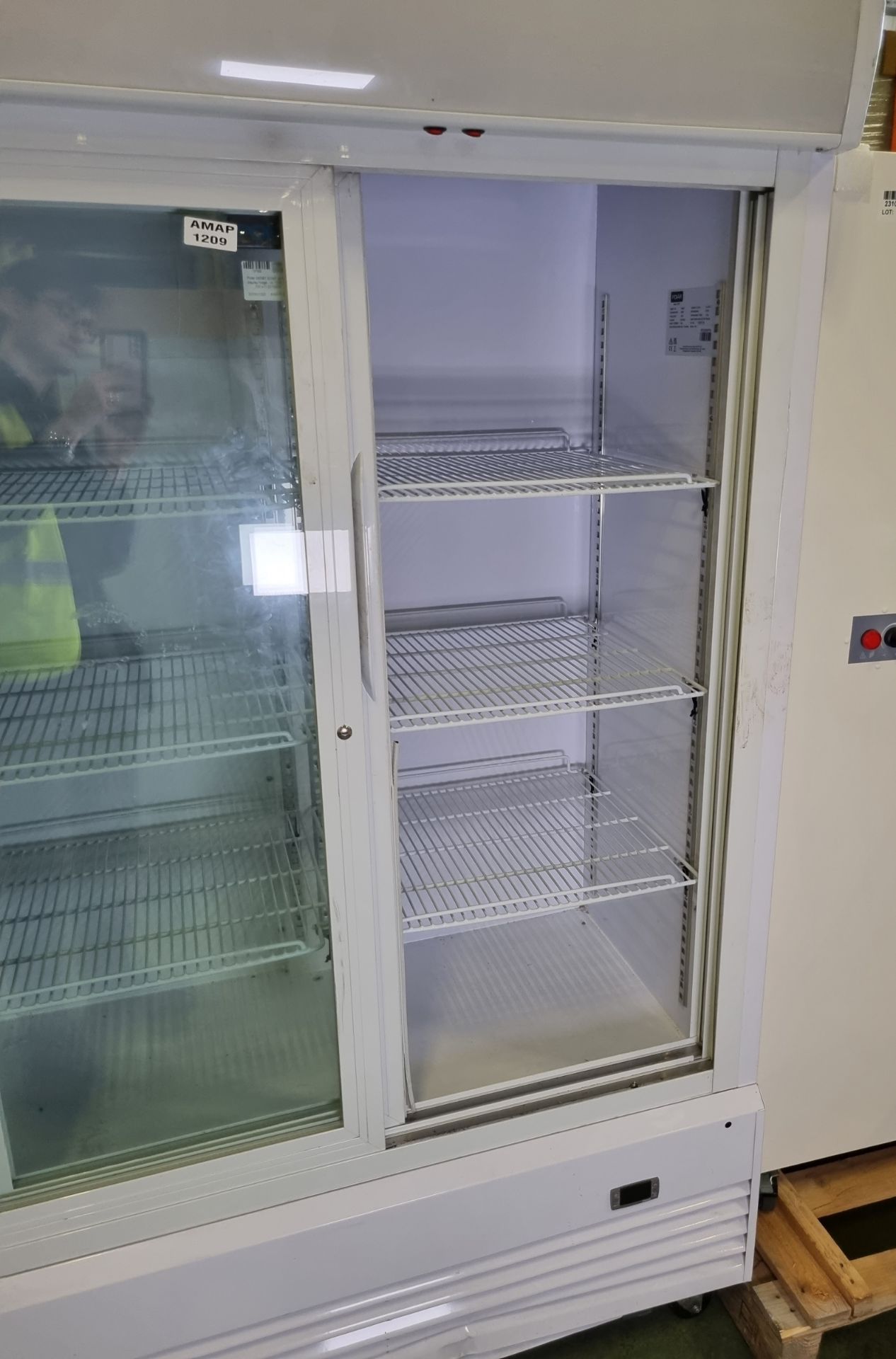 Polar GE581 500W upright display fridge - W 1220 x D 700 x H 2070mm - Image 4 of 7